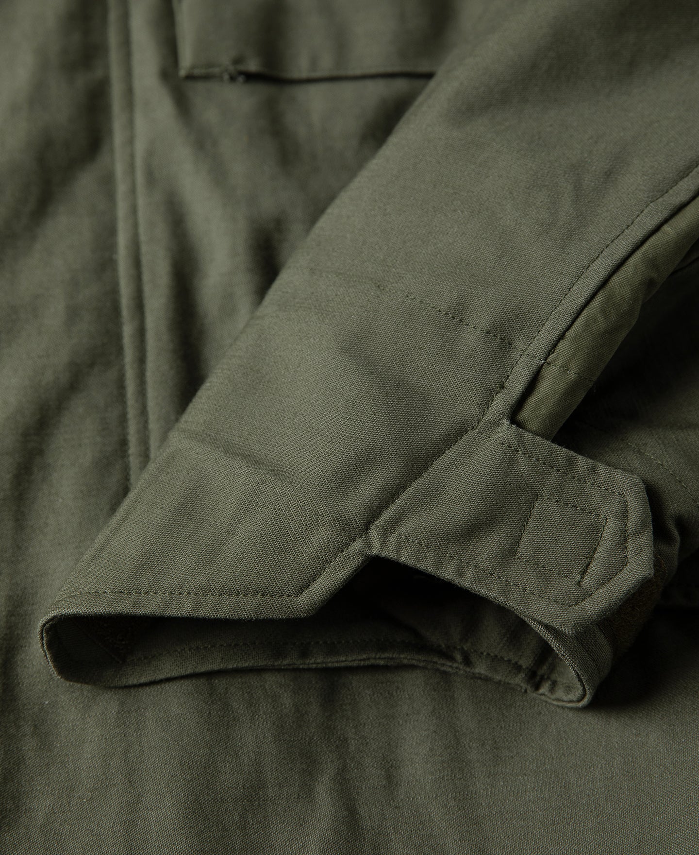 Veste militaire de terrain olive avec col montant et quatre poches