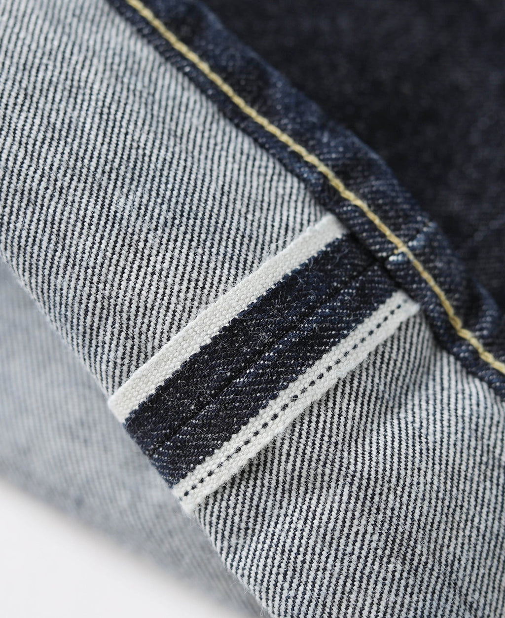 Jean large en denim selvedge indigo coupe décontractée avec revers
