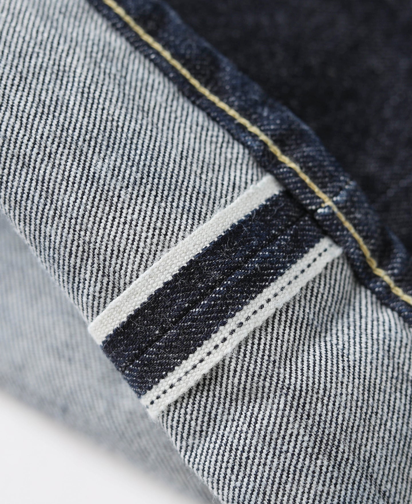 Jean large en denim selvedge indigo coupe décontractée avec revers