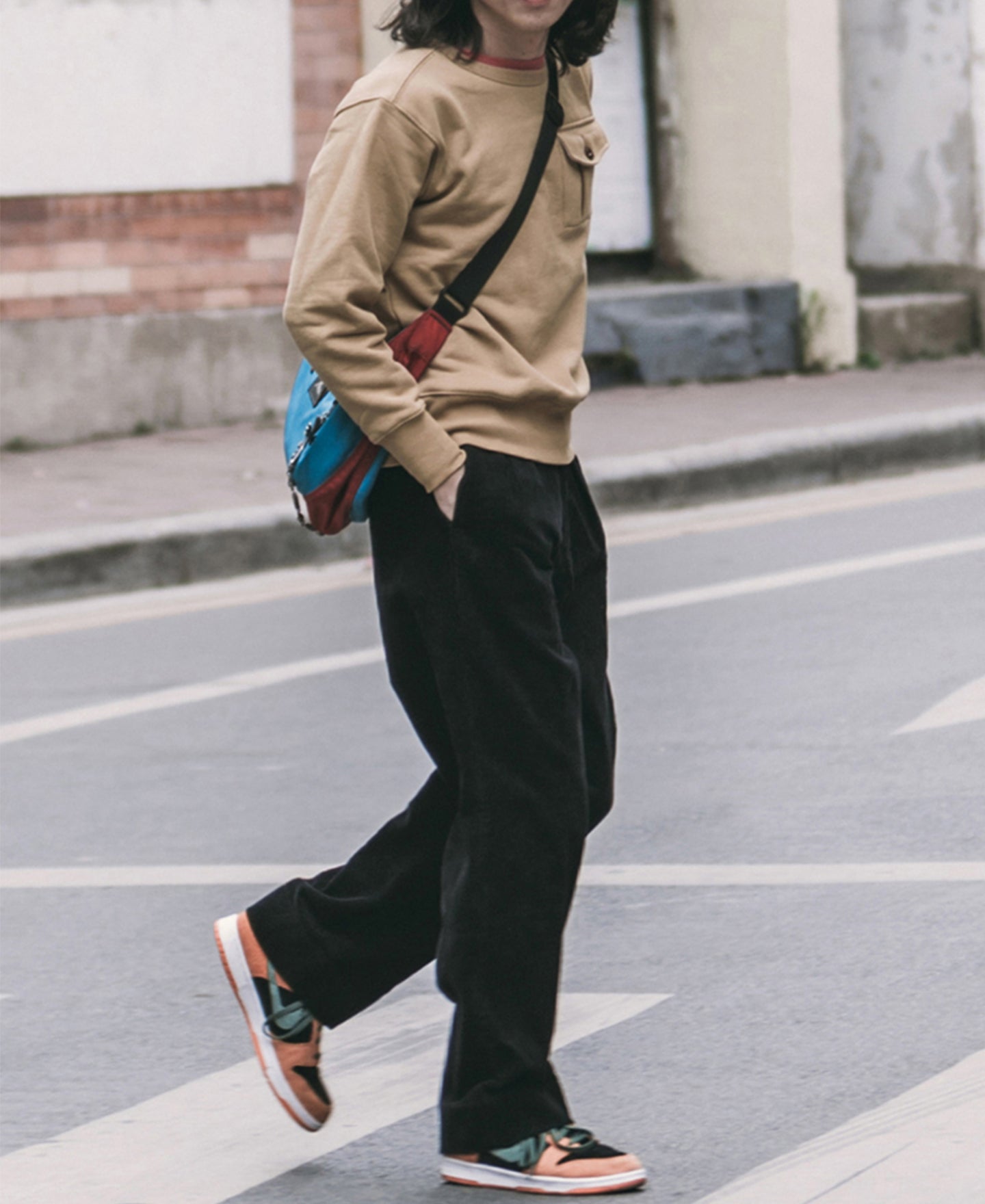 Pantalon plissé homme en velours côtelé noir, coupe ample à revers