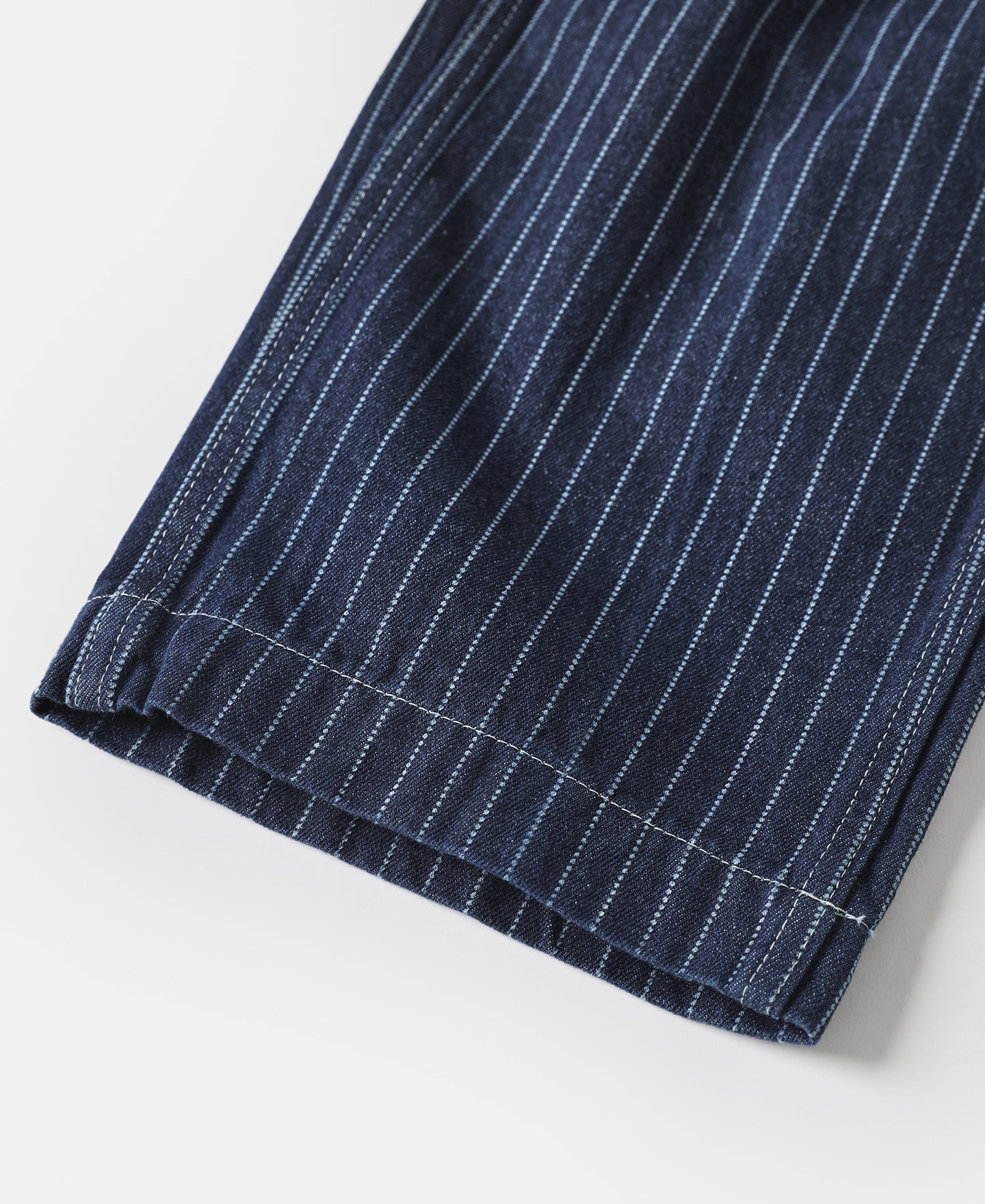 Pantalon de travail indigo à rayures fines, taille haute et boutons en laiton