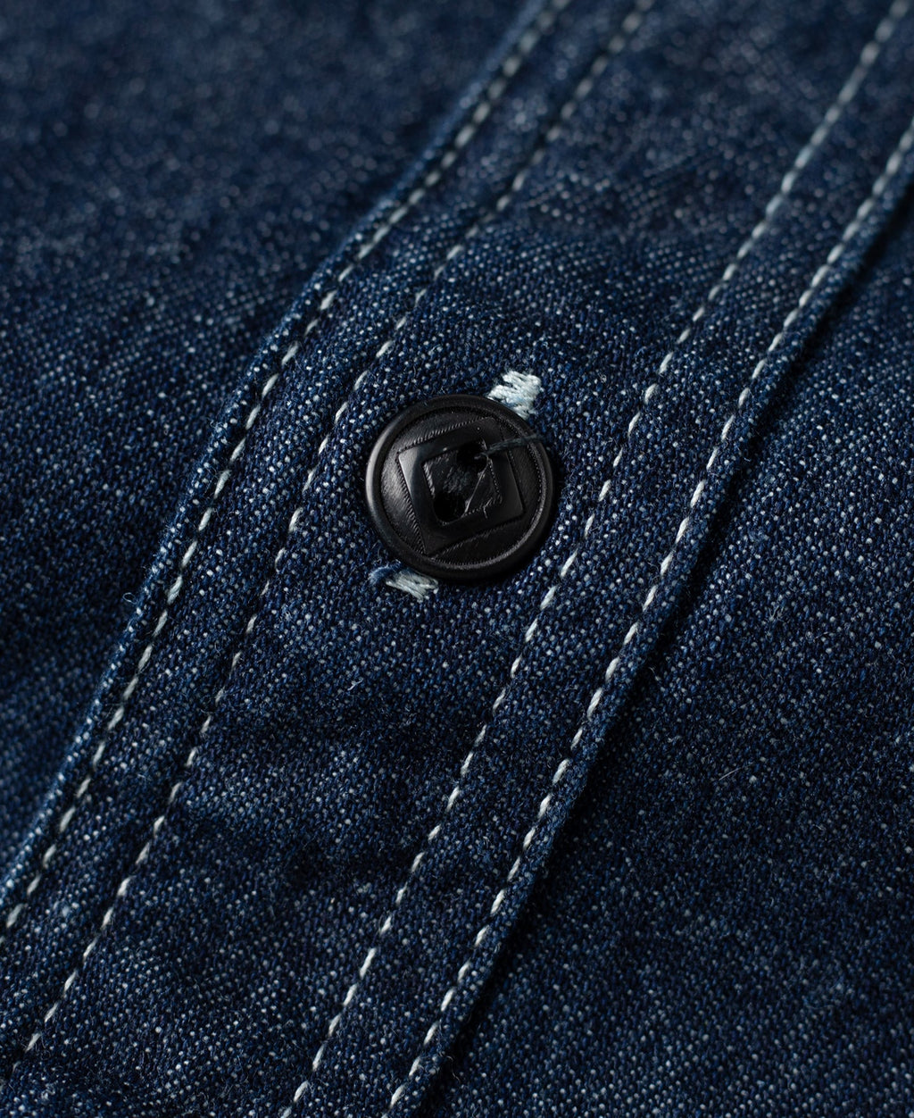 Chemise de travail Indigo en jean à manches longues, poches poitrine et boutonnage.