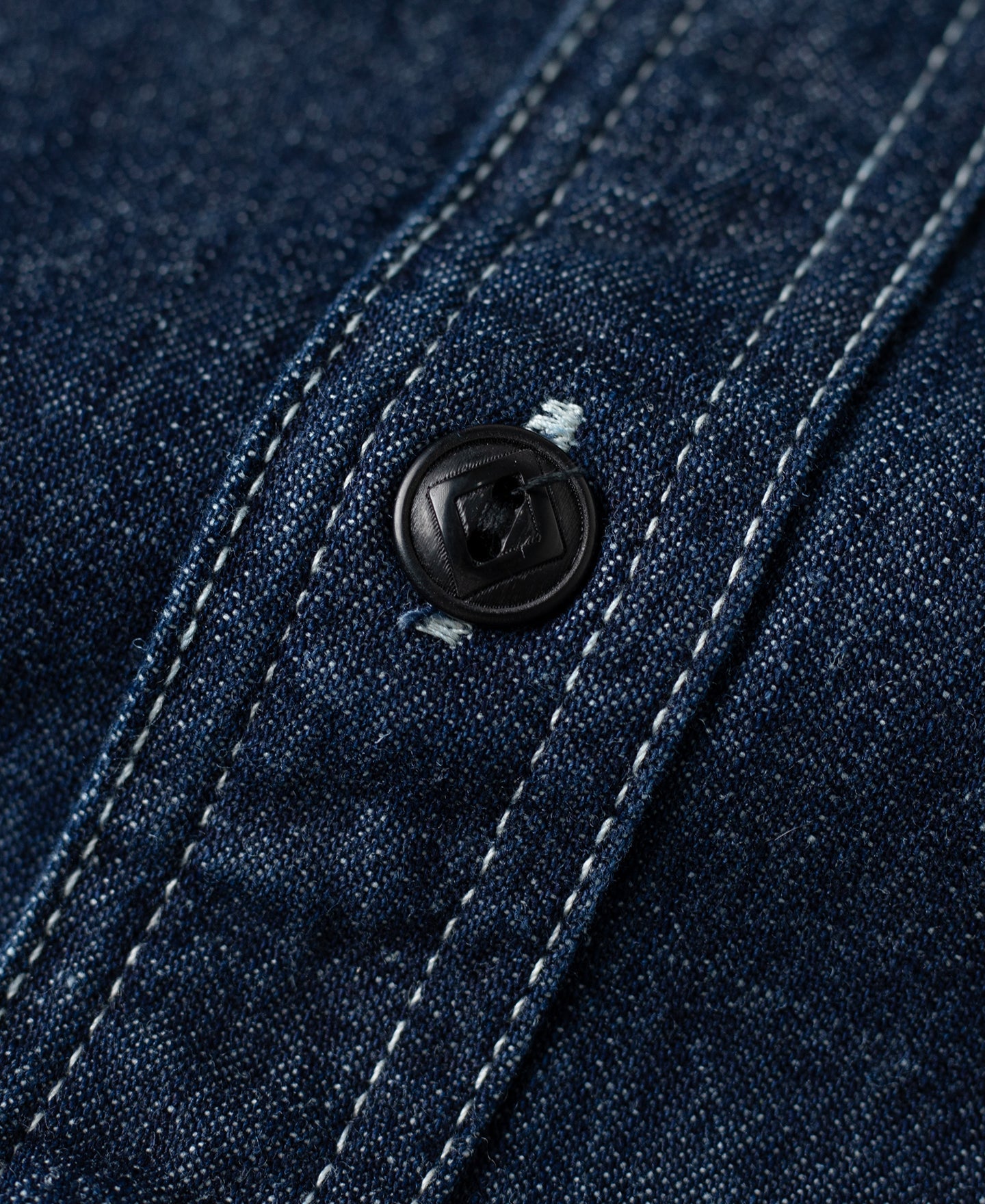 Chemise de travail Indigo en jean à manches longues, poches poitrine et boutonnage.