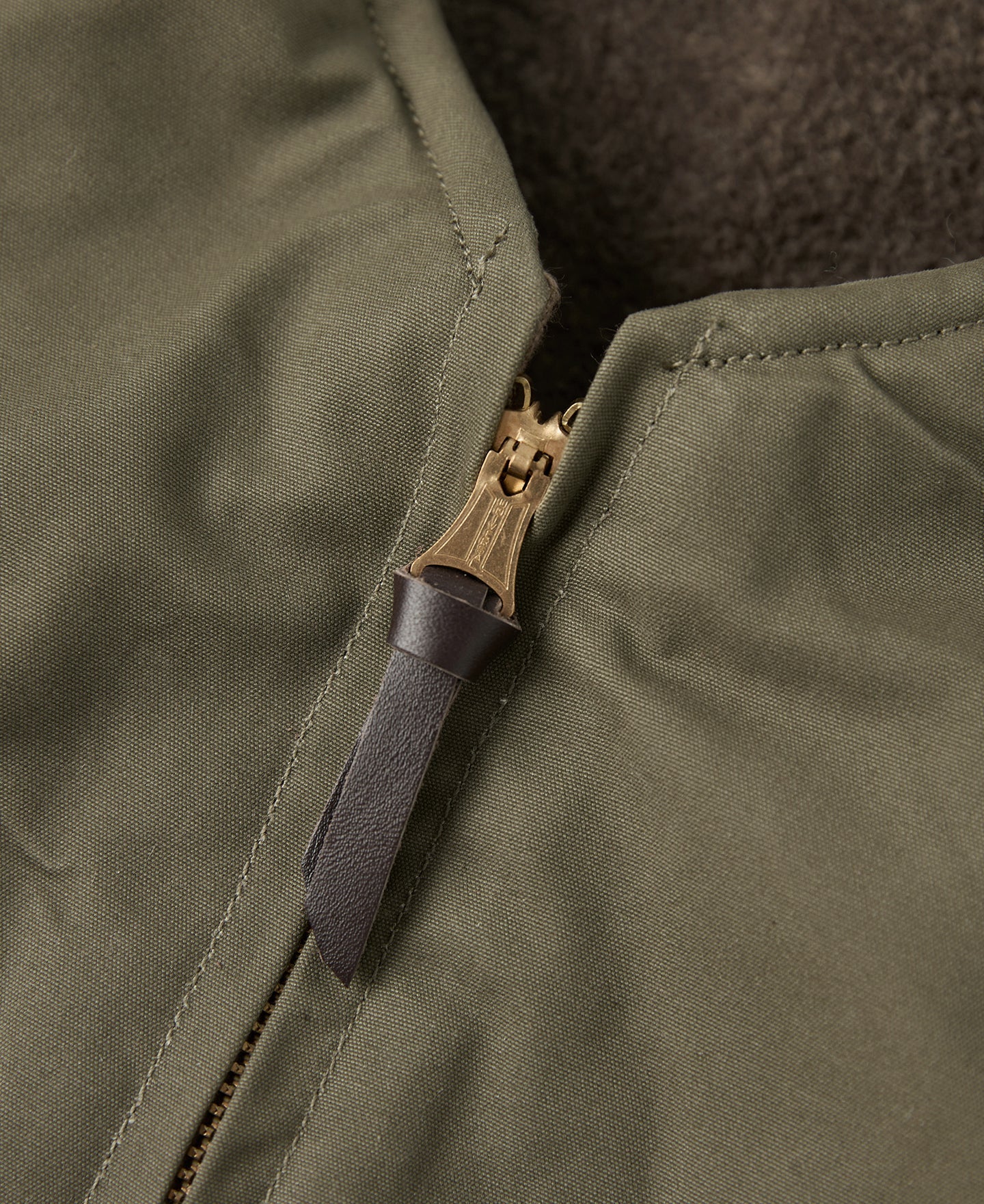 Gilet zippé doublé polaire olive avec grandes poches avant