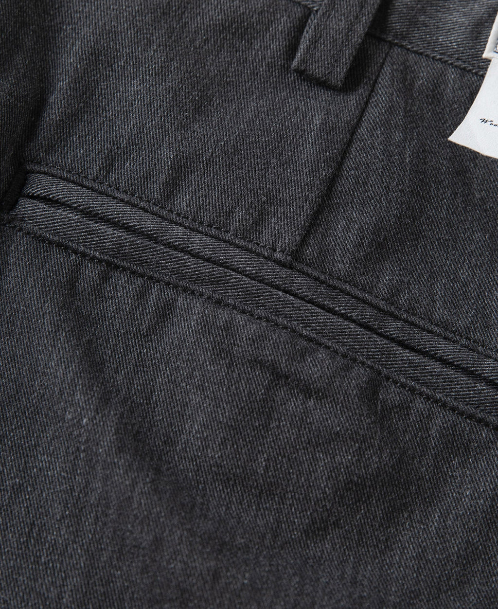 Pantalon chino gris foncé à double pli, taille haute, coupe fuselée vintage