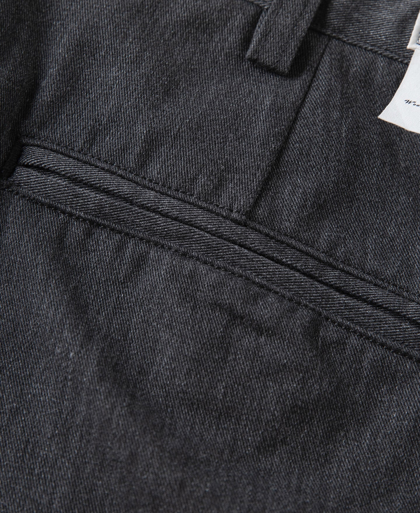 Pantalon chino gris foncé à double pli, taille haute, coupe fuselée vintage