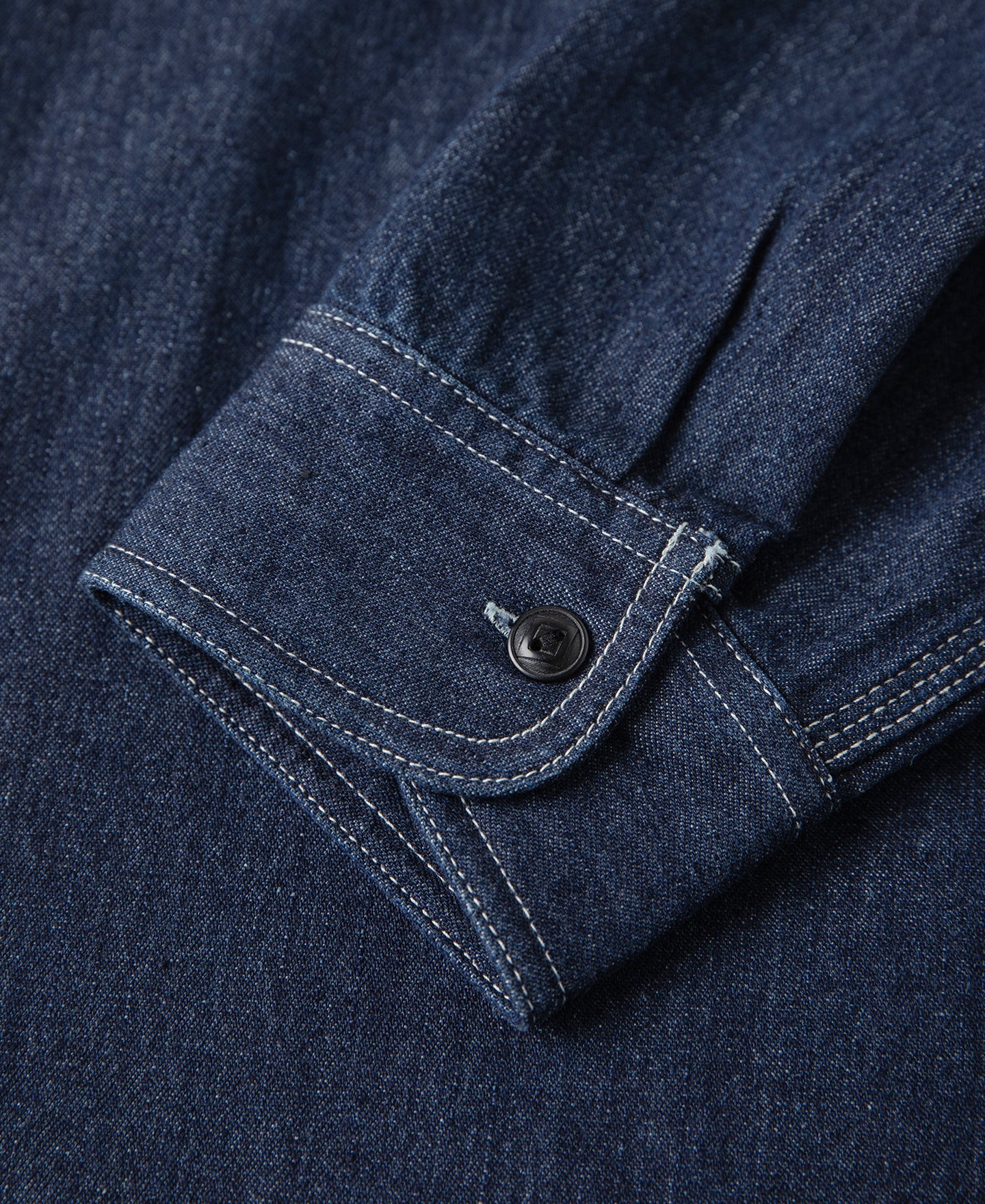 Chemise de travail à manches longues en denim bleu épais avec poches poitrine