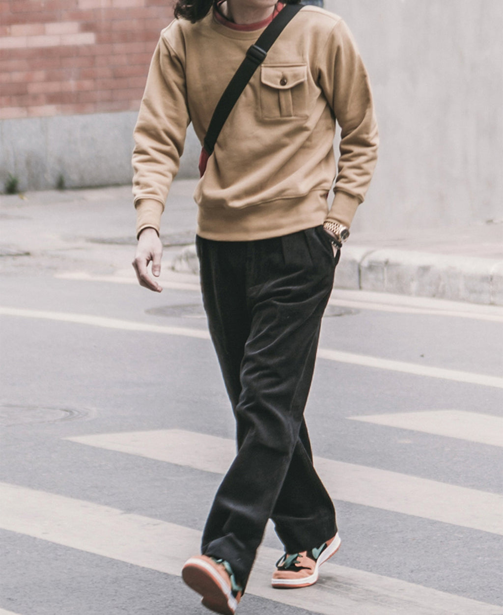 Pantalon plissé homme en velours côtelé noir, coupe ample à revers