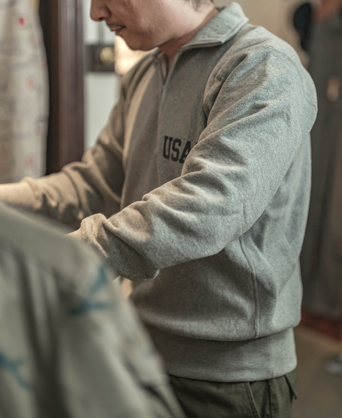 Sweat-shirt vintage demi-zip avec motif universitaire gris