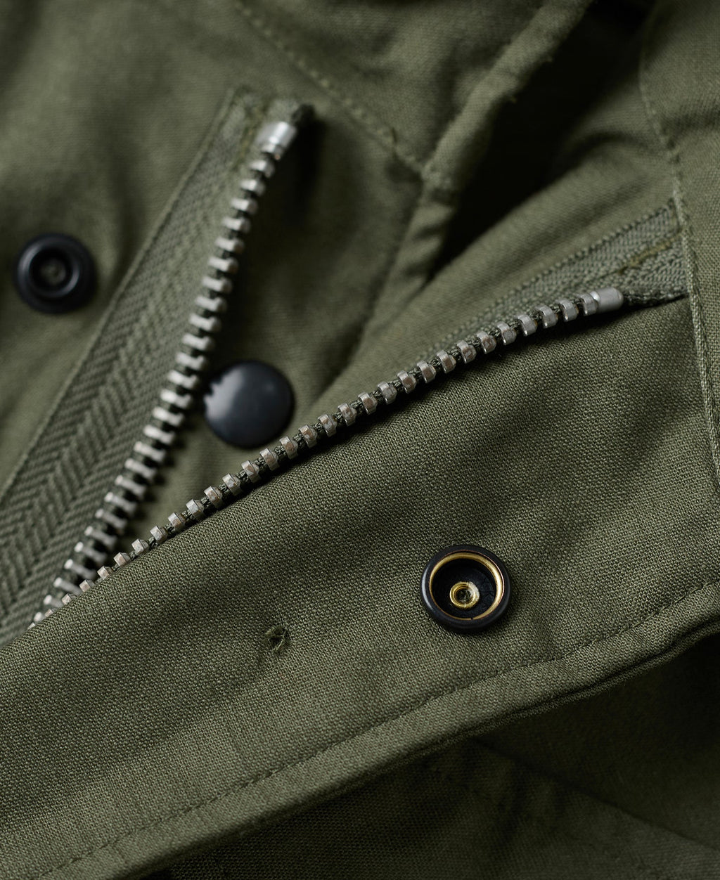 Veste militaire M-65 vert olive avec écussons brodés