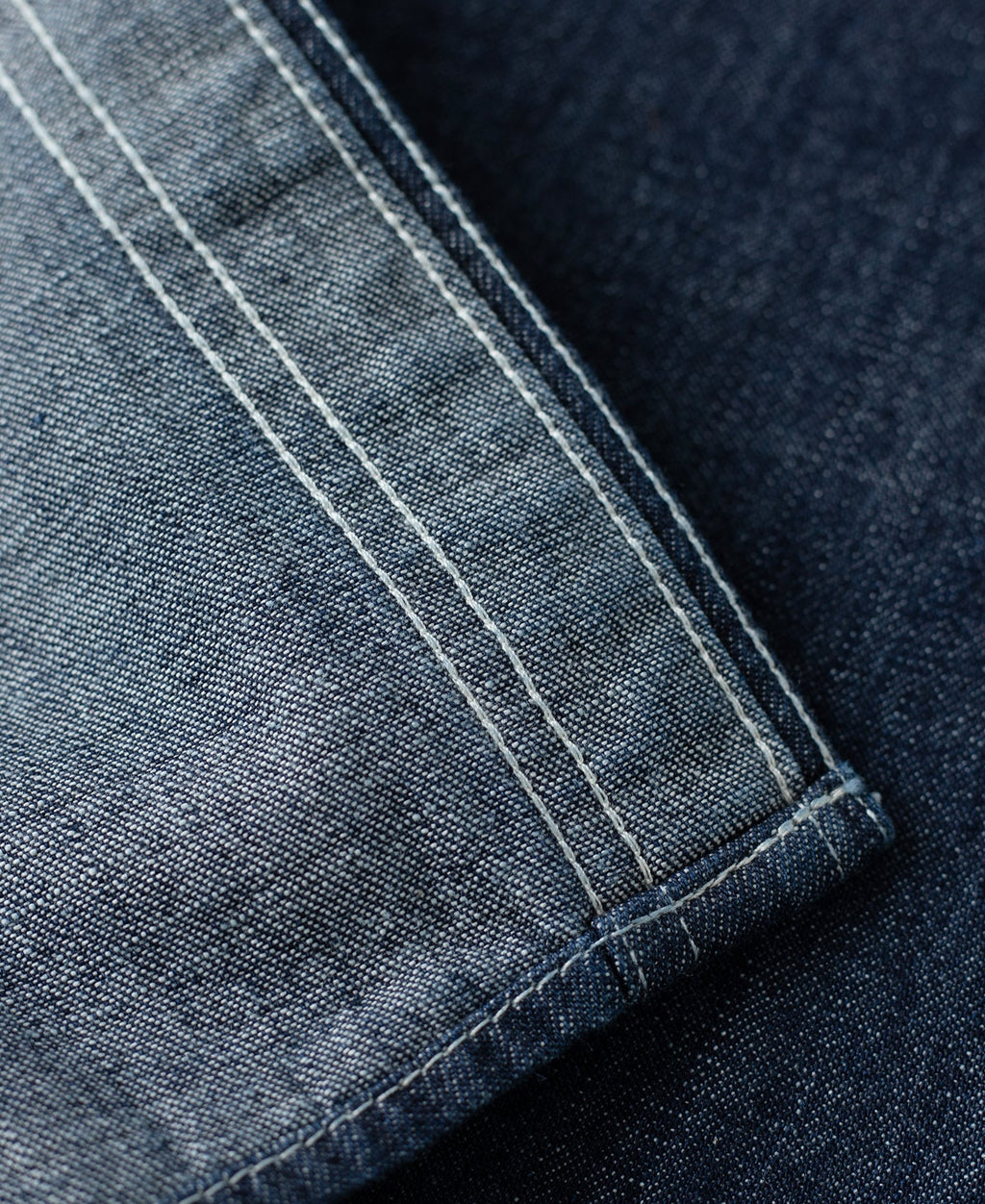 Chemise de travail Indigo en jean à manches longues, poches poitrine et boutonnage.