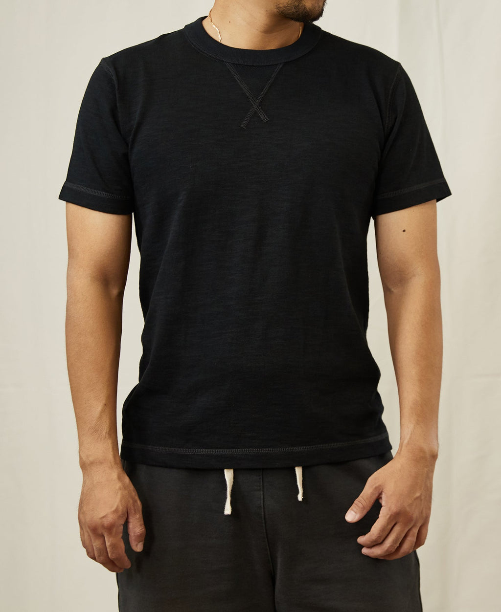 T-shirt tubulaire à col rond et manches courtes en coton noir épais