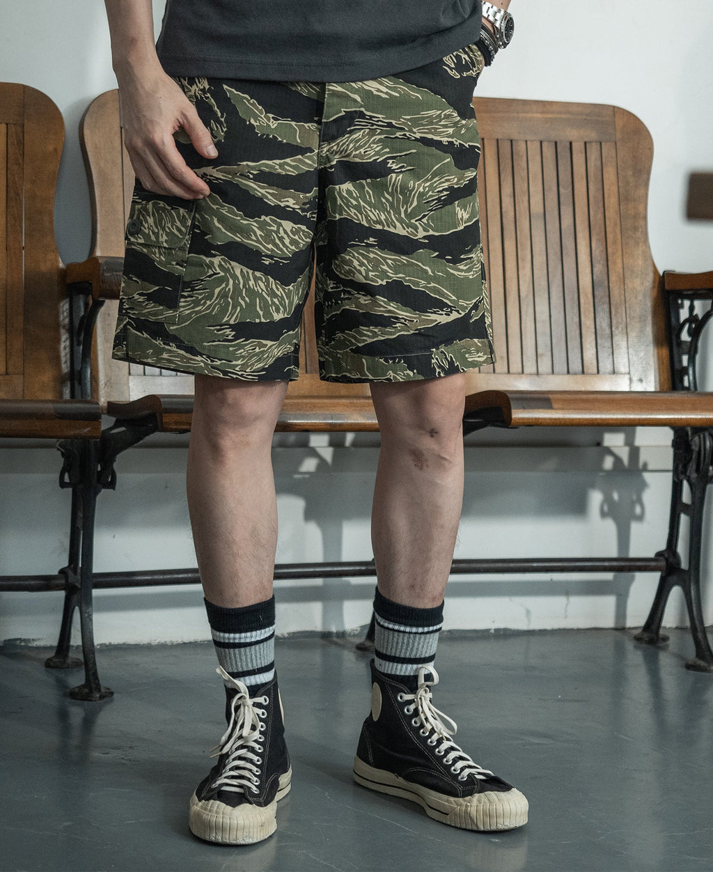 Short cargo vert et noir style militaire camouflage à rayures tigrées pour homme