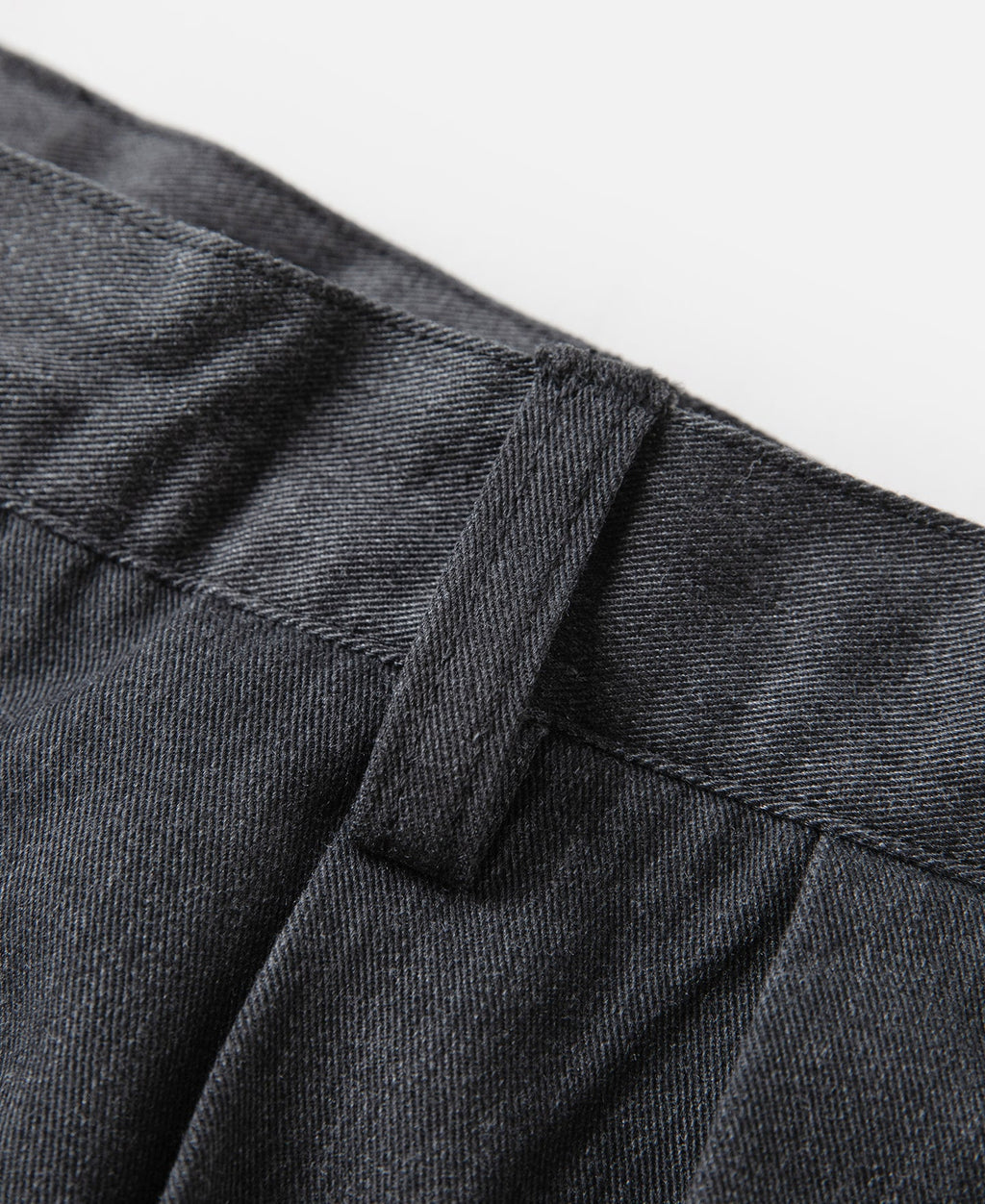 Pantalon chino gris foncé à double pli, taille haute, coupe fuselée vintage