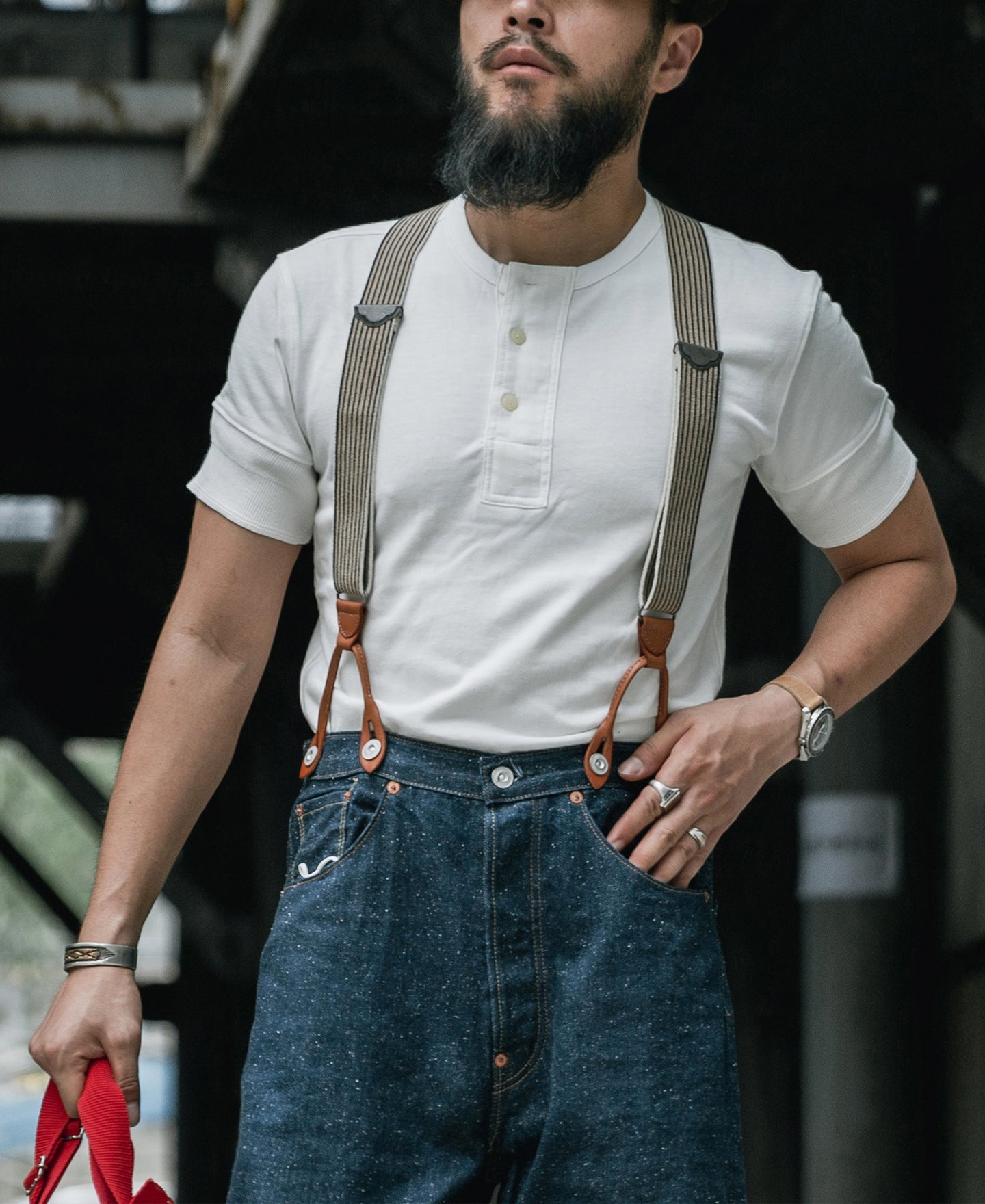 T-shirt à col Henley à manches courtes, patte de boutonnage blanche, coupe ajustée