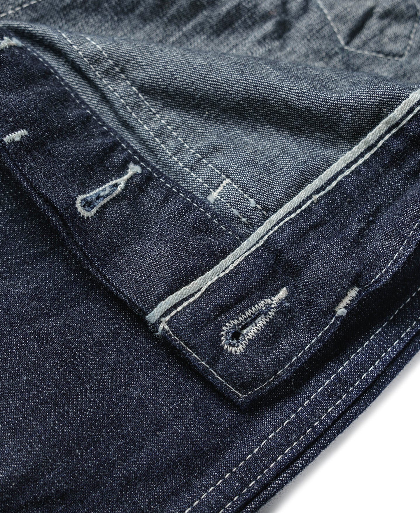 Jean en denim indigo coupe large style workwear avec surpiqûres contrastantes, poches plaquées et coupe fatigue