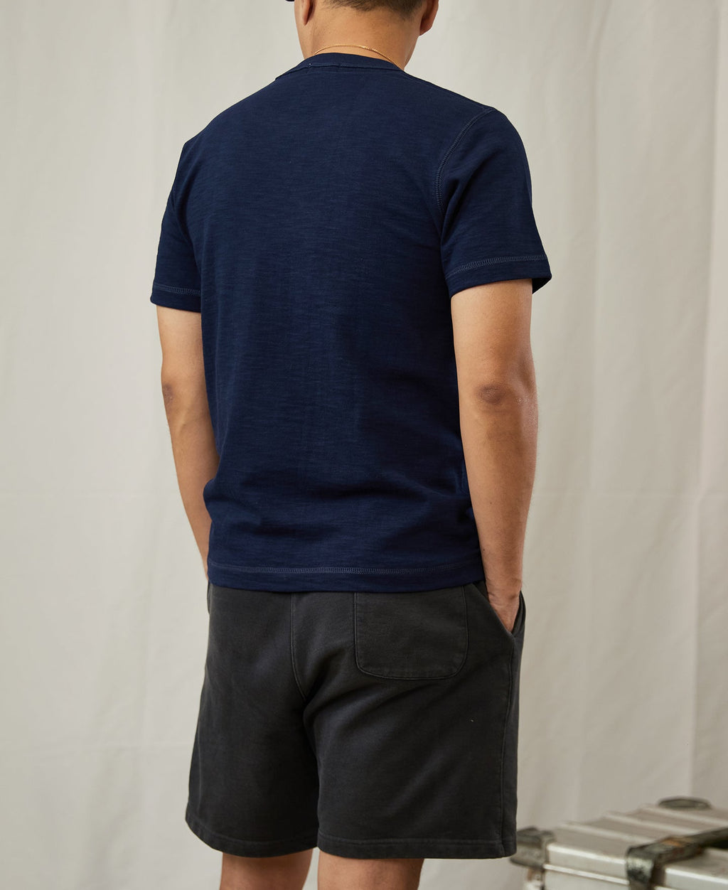 T-shirt tubulaire en coton lourd indigo à soufflet et col ras du cou, manches courtes