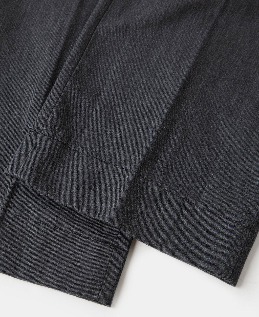 Pantalon chino gris foncé à double pli, taille haute, coupe fuselée vintage