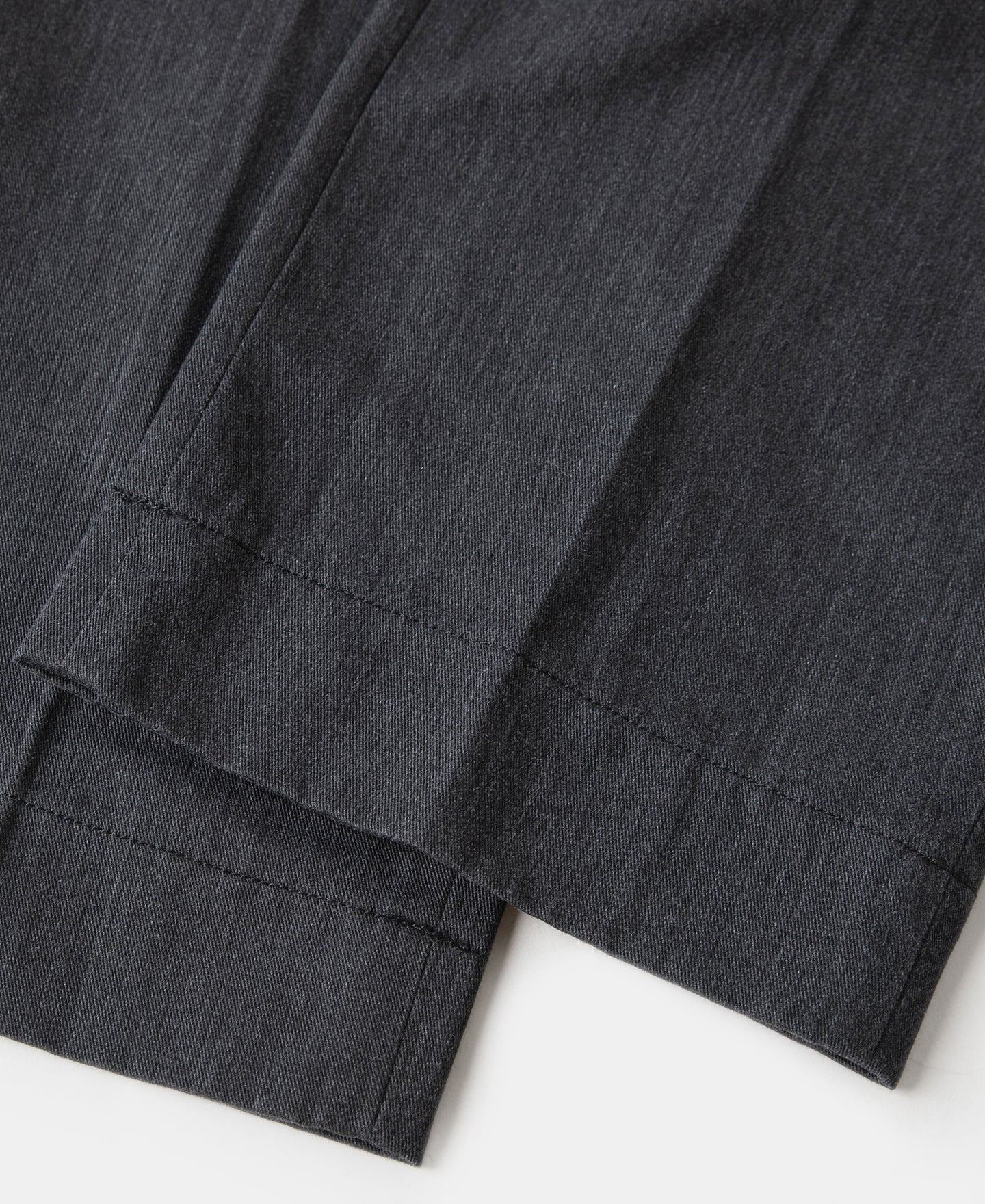 Pantalon chino gris foncé à double pli, taille haute, coupe fuselée vintage