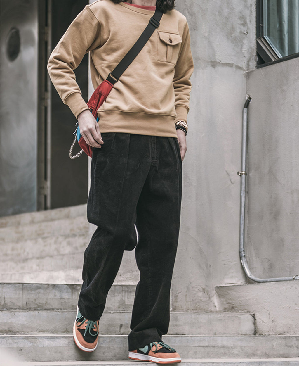 Pantalon plissé homme en velours côtelé noir, coupe ample à revers