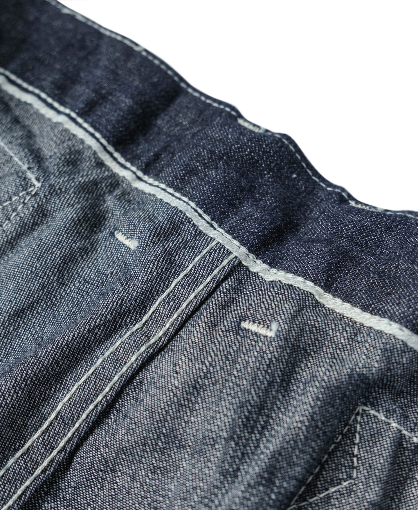 Jean en denim indigo coupe large style workwear avec surpiqûres contrastantes, poches plaquées et coupe fatigue