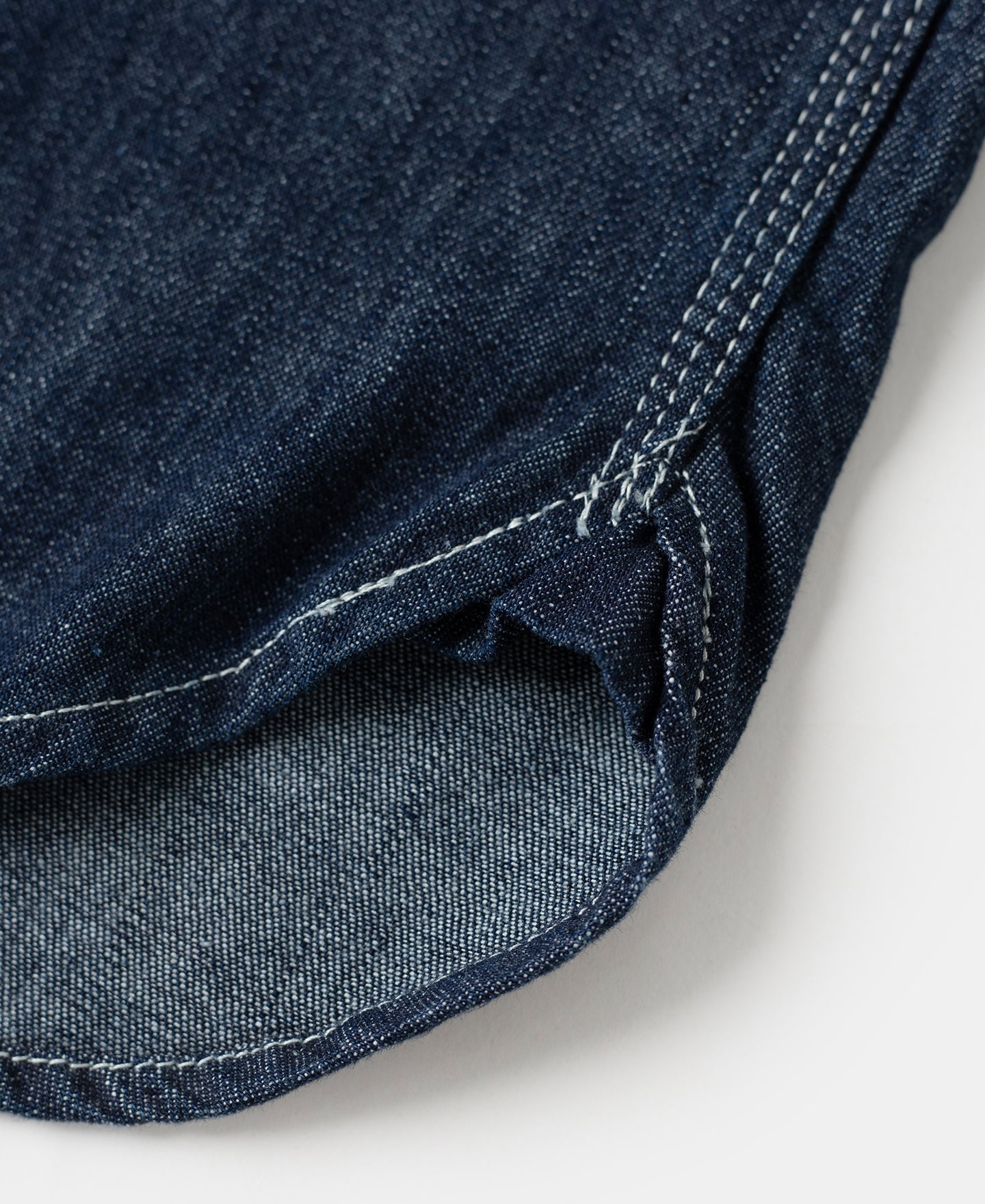 Chemise de travail Indigo en jean à manches longues, poches poitrine et boutonnage.