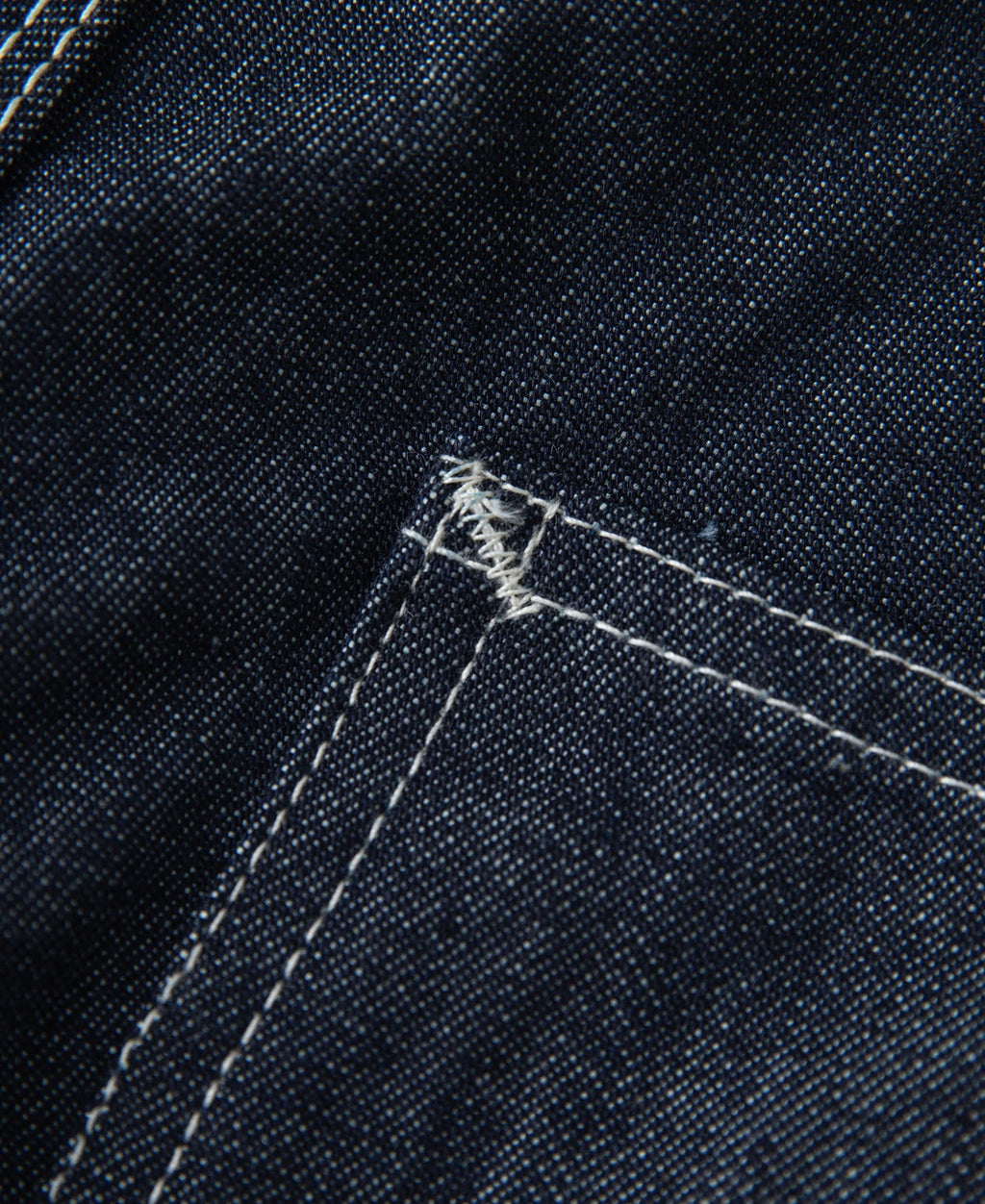 Jean toile indigo coupe large style peintre avec surpiqûres contrastantes