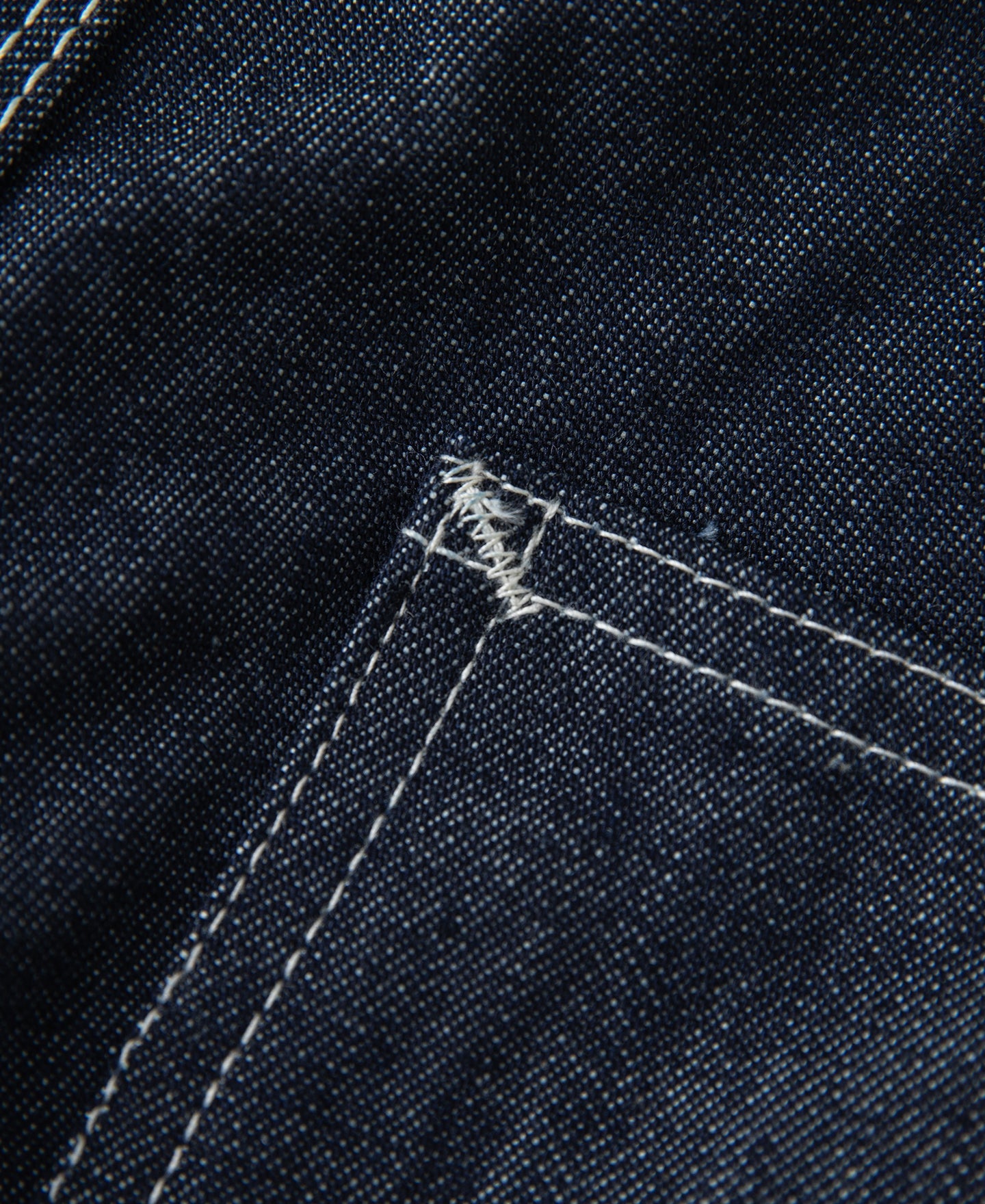 Jean toile indigo coupe large style peintre avec surpiqûres contrastantes