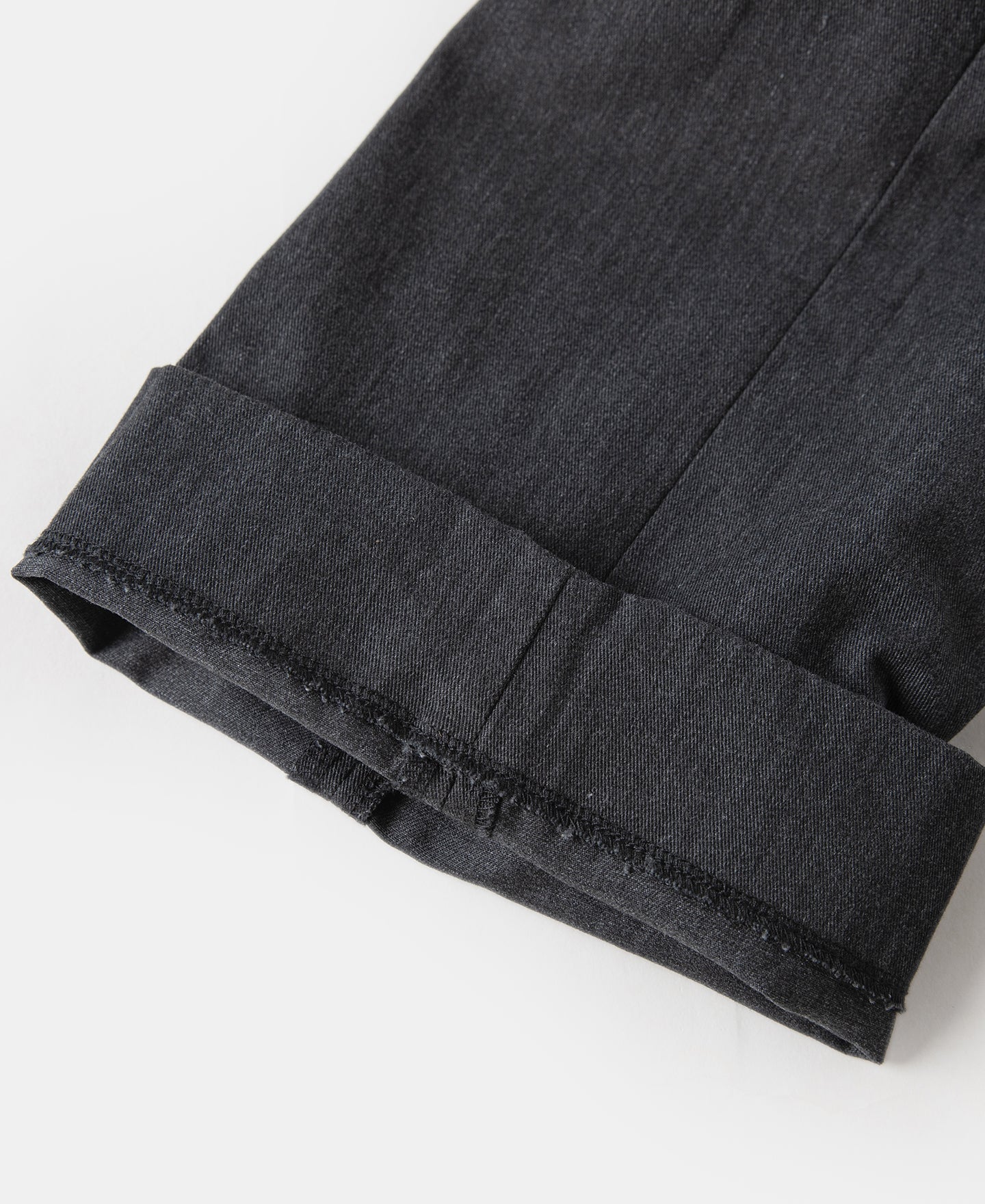 Pantalon chino gris foncé à double pli, taille haute, coupe fuselée vintage