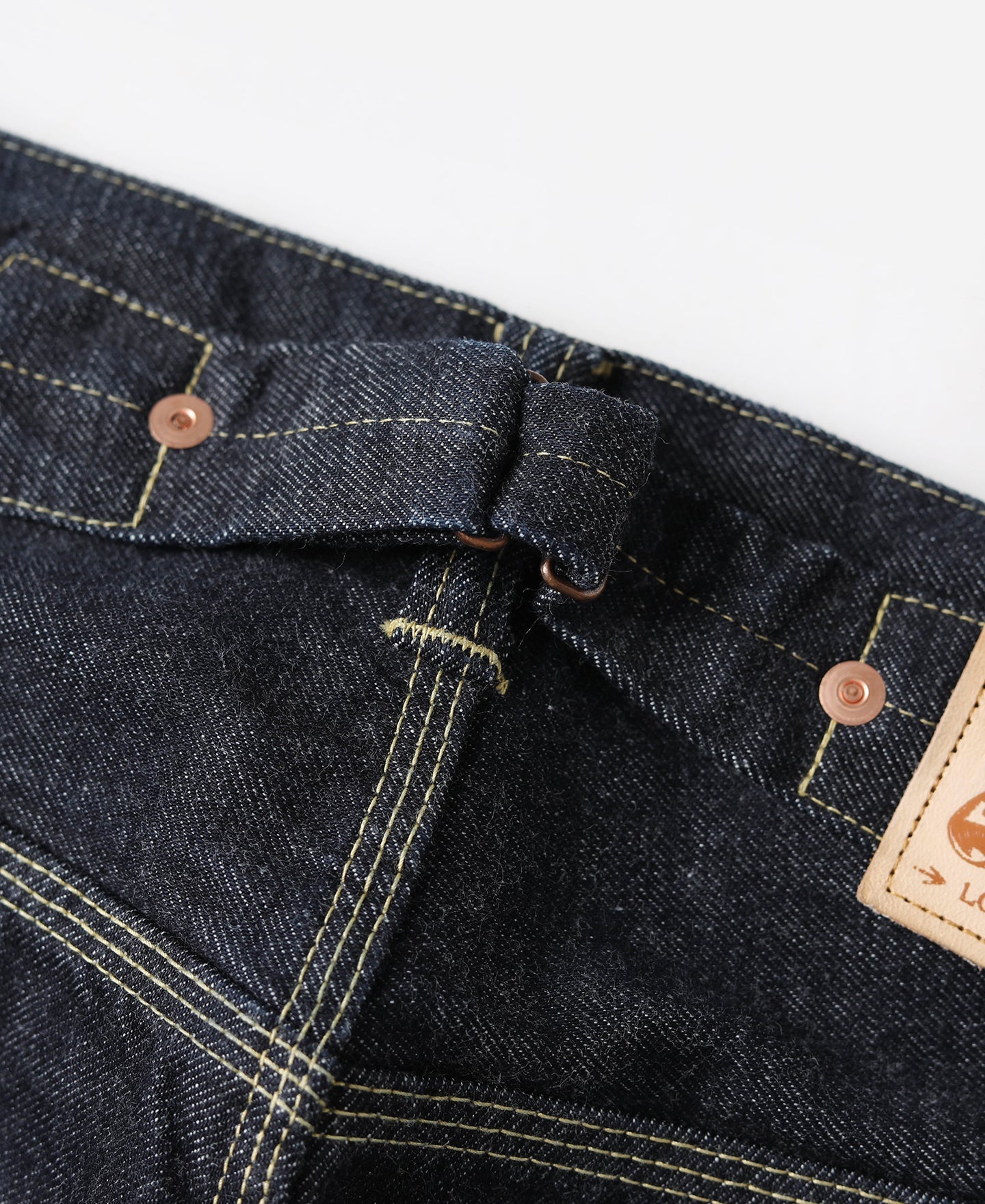 Jean large en denim selvedge indigo coupe décontractée avec revers