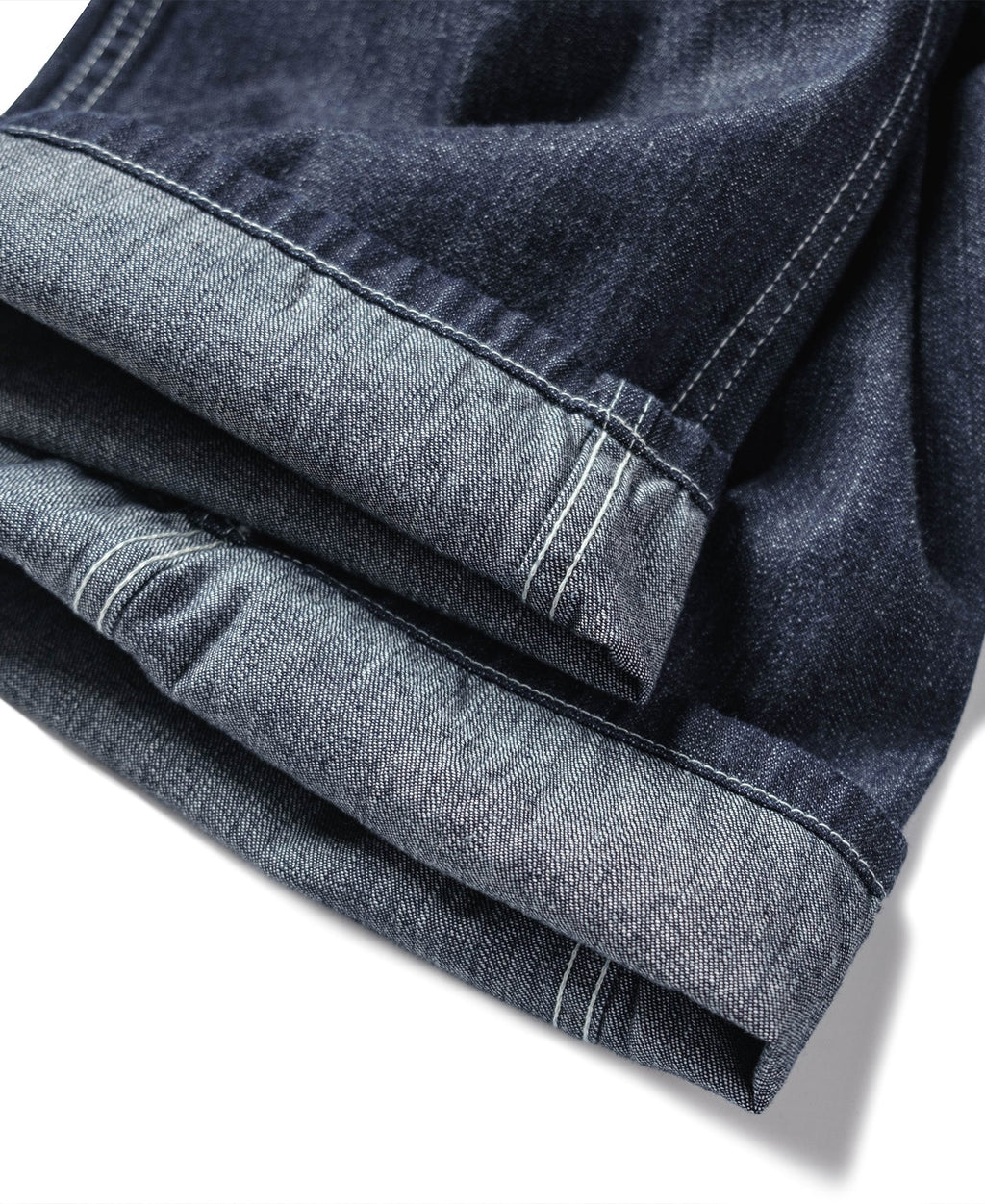 Jean en denim indigo coupe large style workwear avec surpiqûres contrastantes, poches plaquées et coupe fatigue