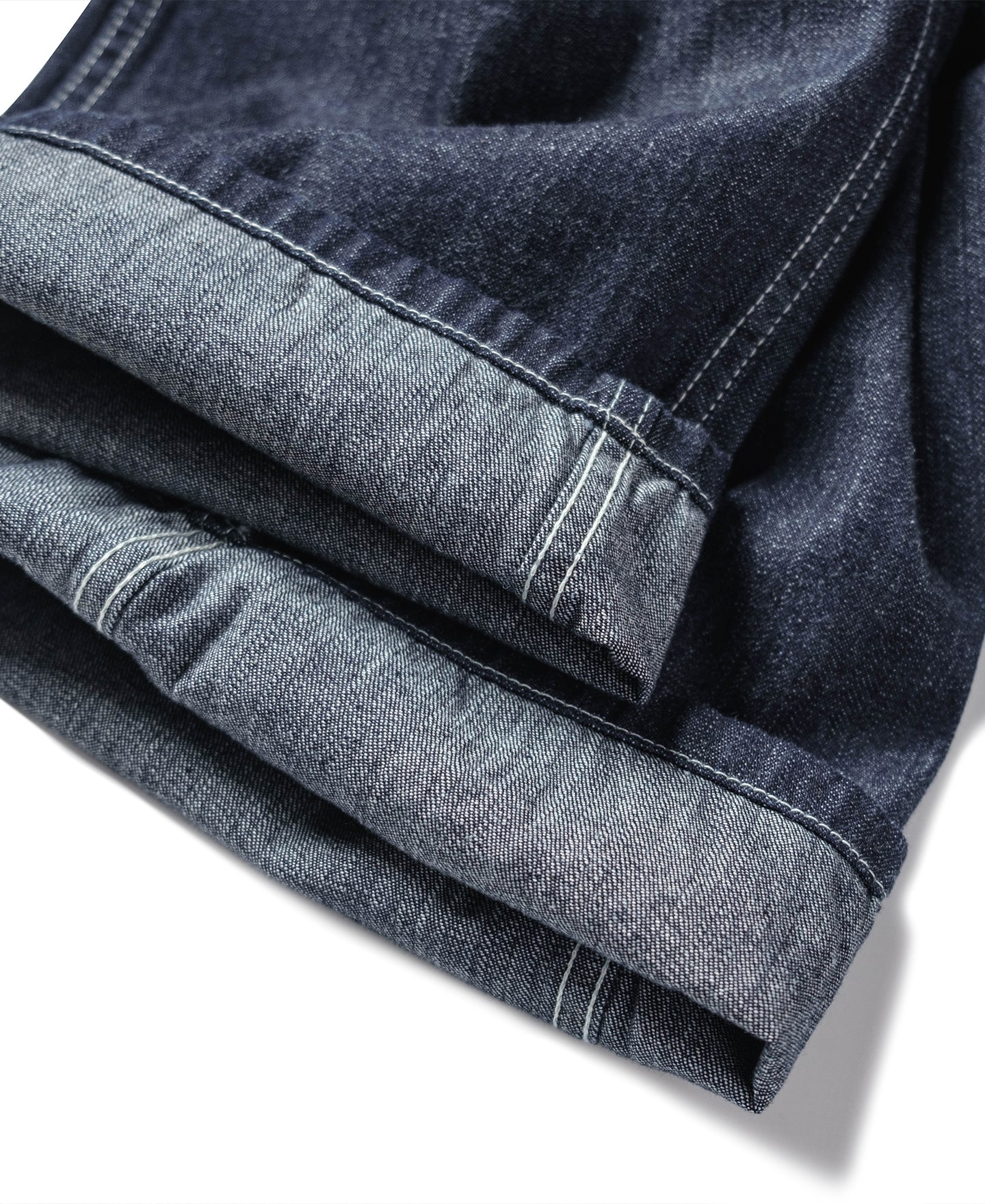 Jean en denim indigo coupe large style workwear avec surpiqûres contrastantes, poches plaquées et coupe fatigue