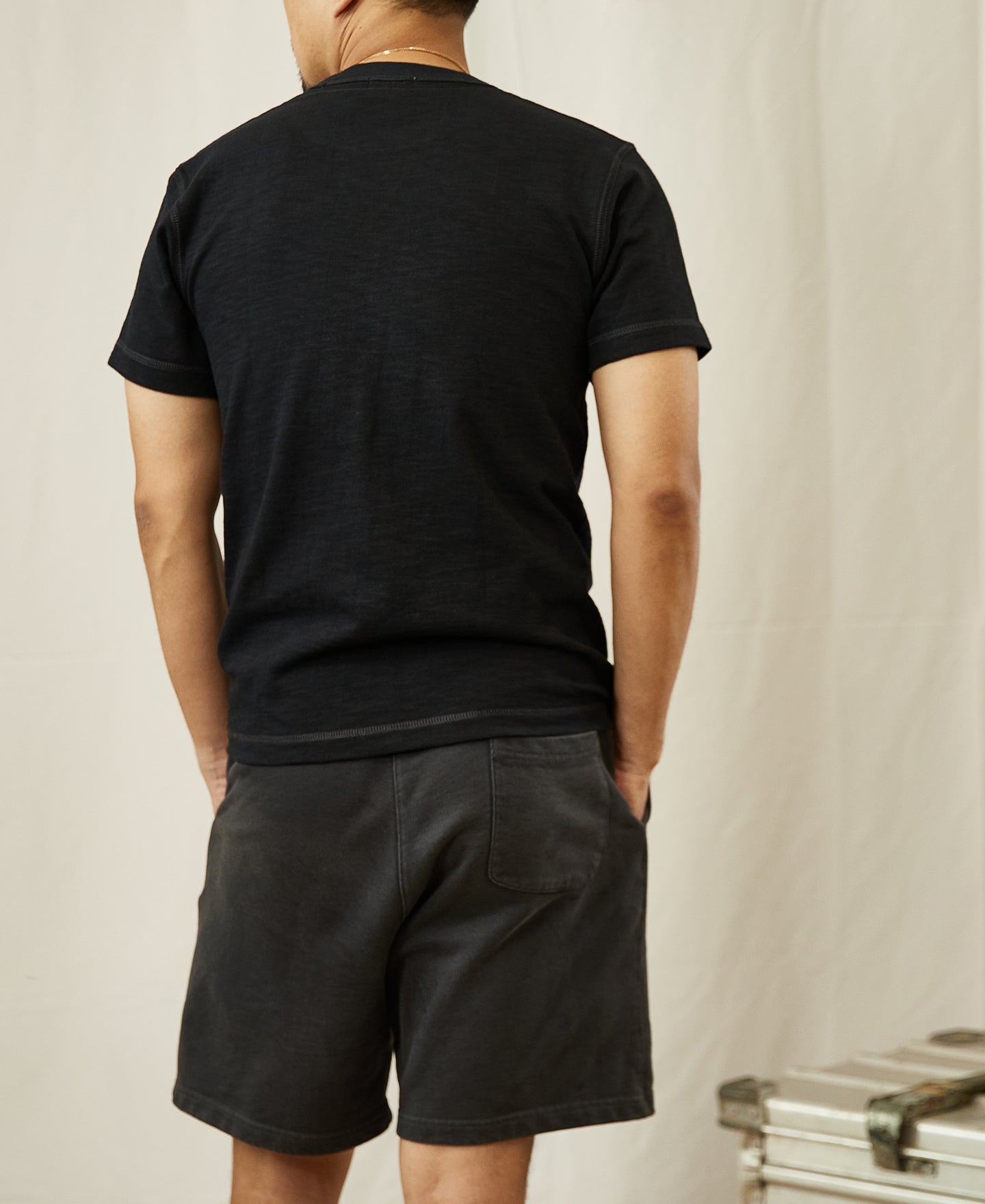 T-shirt tubulaire à col rond et manches courtes en coton noir épais