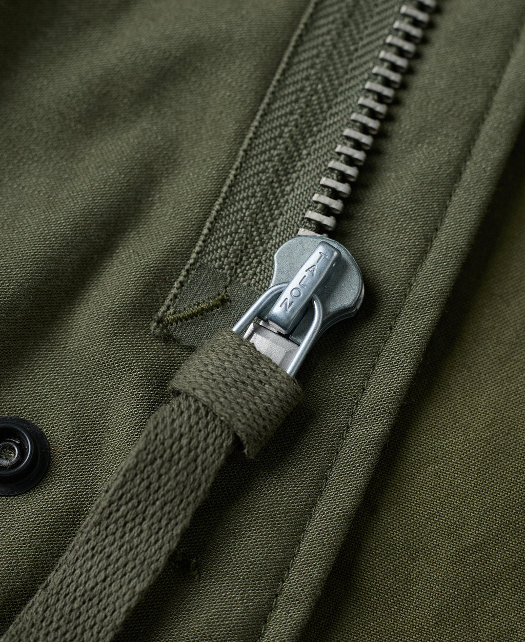 Veste militaire M-65 vert olive avec écussons brodés