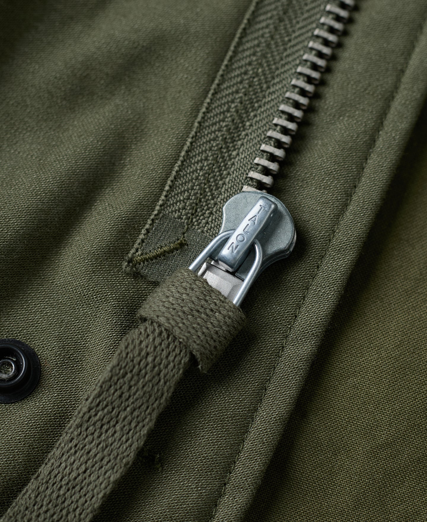 Veste militaire M-65 vert olive avec écussons brodés