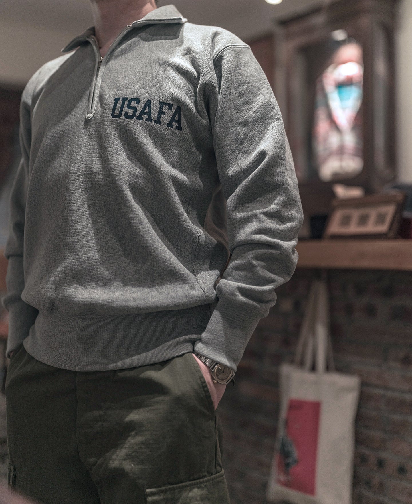 Sweat-shirt vintage demi-zip avec motif universitaire gris
