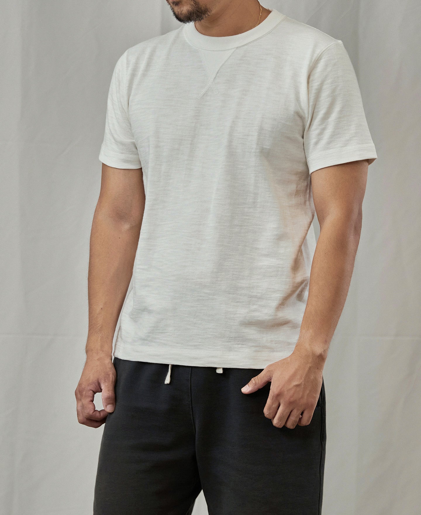T-shirt blanc à col rond et manches courtes, avec soufflet tubulaire épais