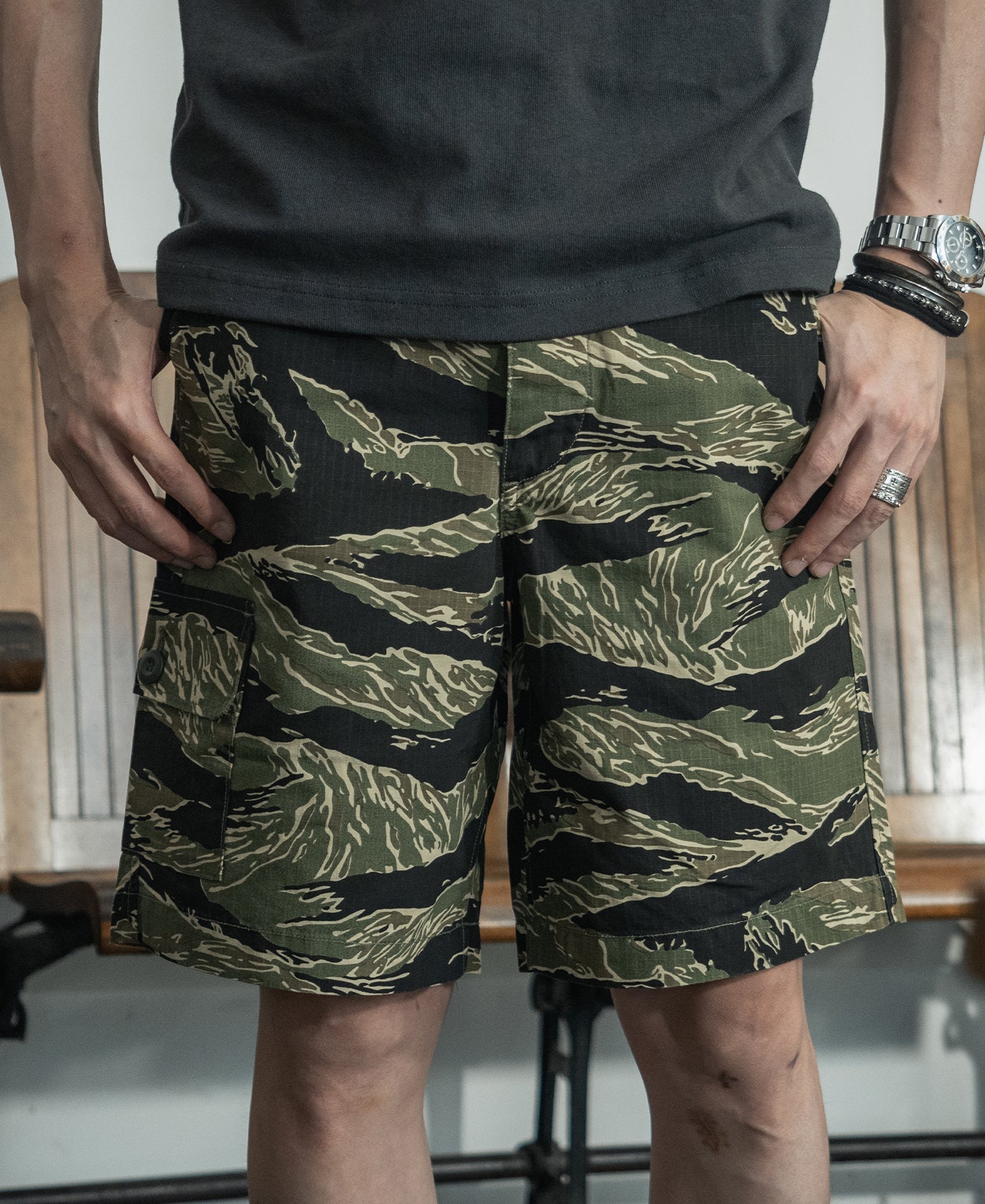 Short cargo vert et noir style militaire camouflage à rayures tigrées pour homme