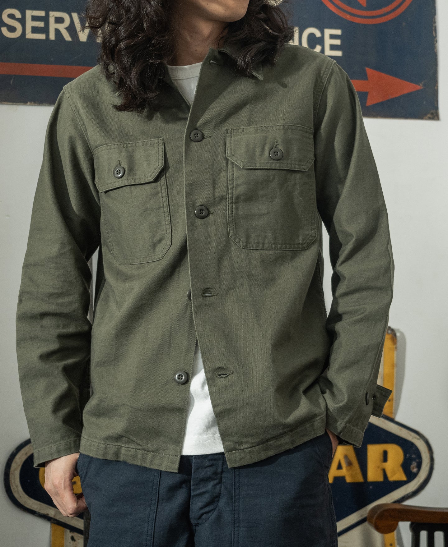 Surchemise utilitaire boutonnée à manches longues kaki style militaire
