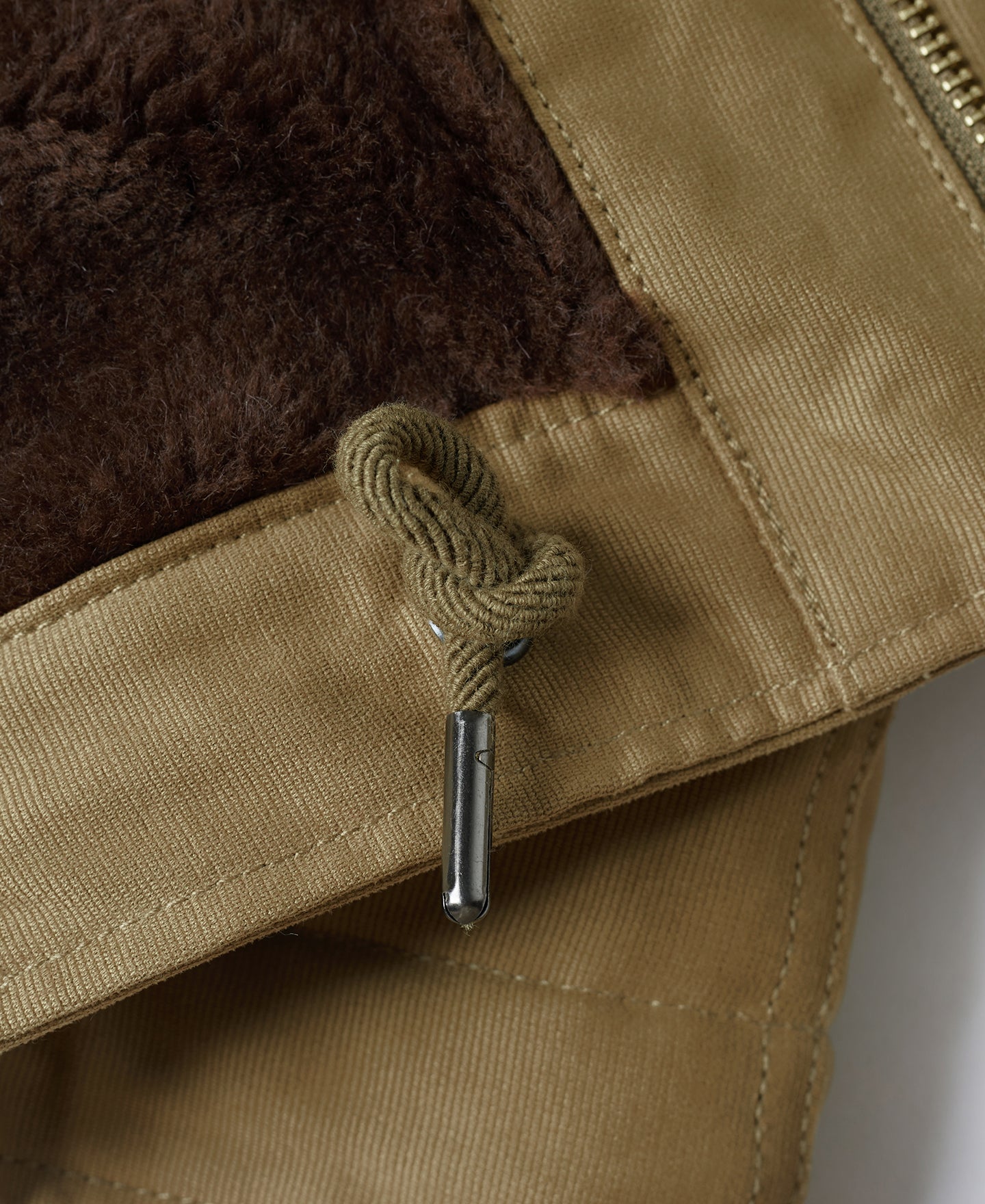 Veste militaire vintage kaki à col sherpa marron et boutonnage frontal pour homme