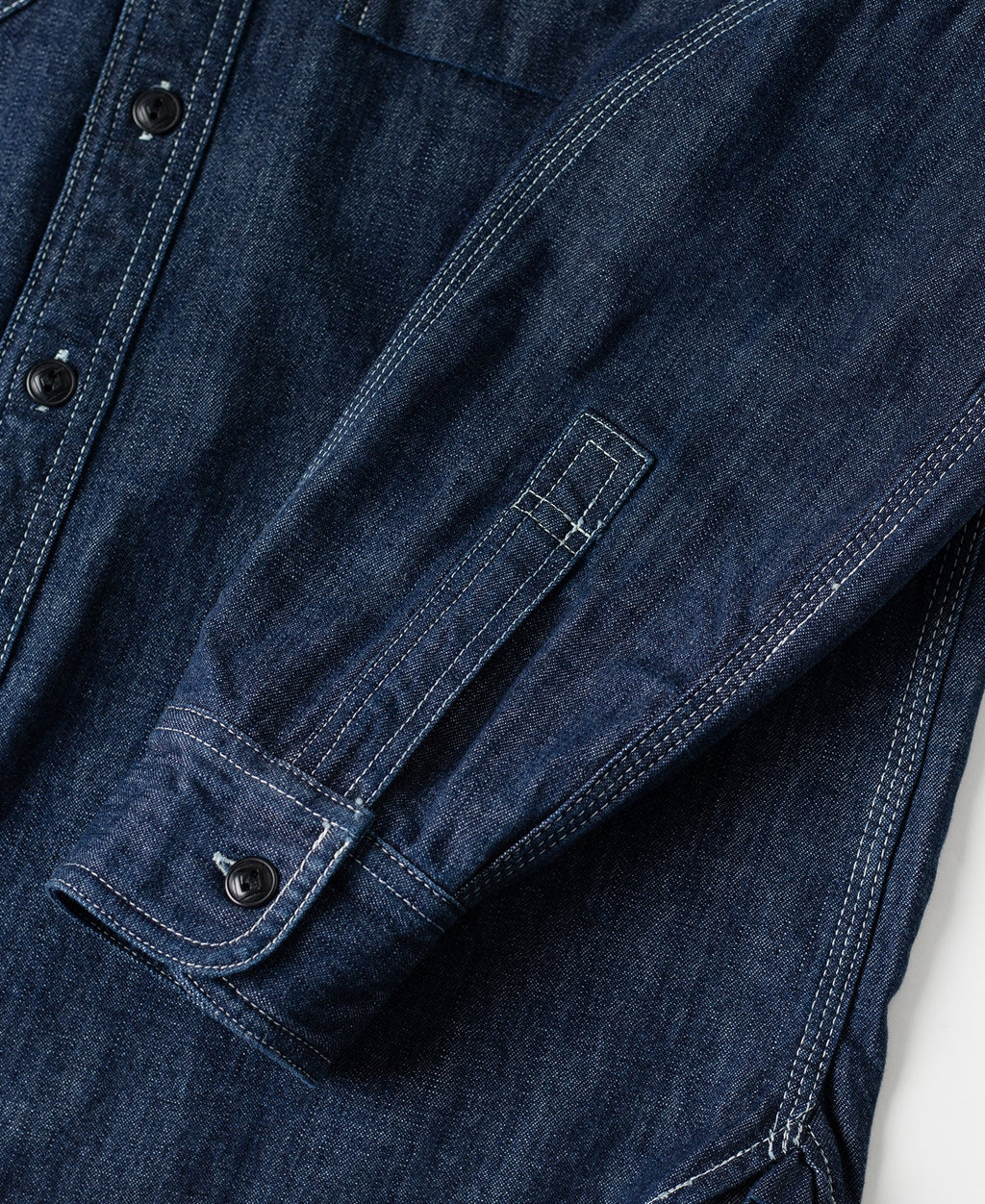 Chemise de travail Indigo en jean à manches longues, poches poitrine et boutonnage.