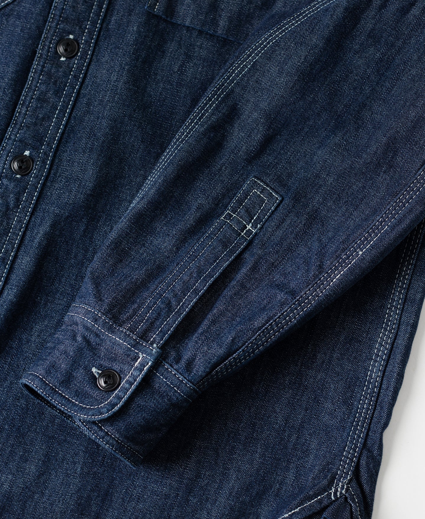 Chemise de travail Indigo en jean à manches longues, poches poitrine et boutonnage.