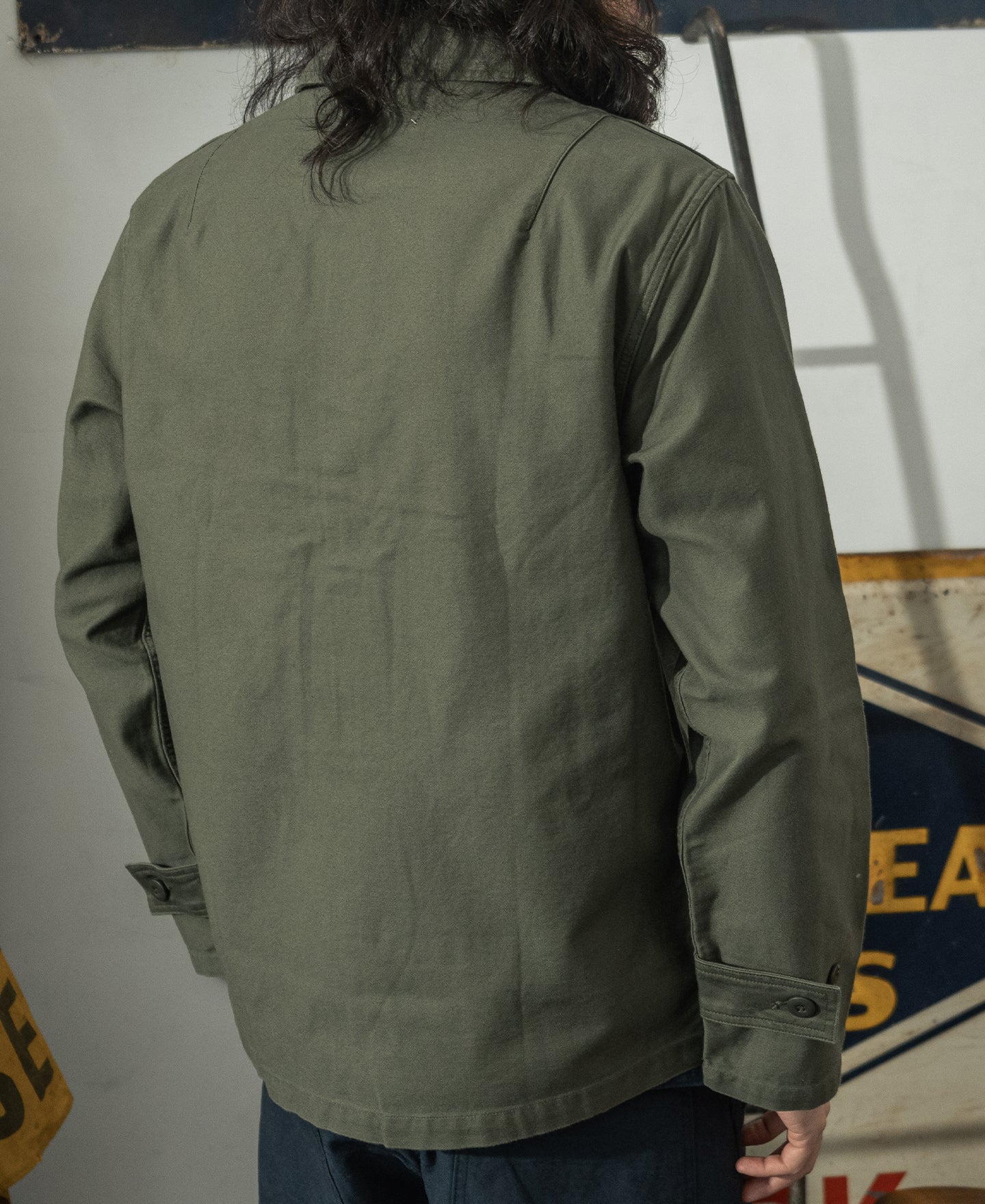Surchemise utilitaire boutonnée à manches longues kaki style militaire