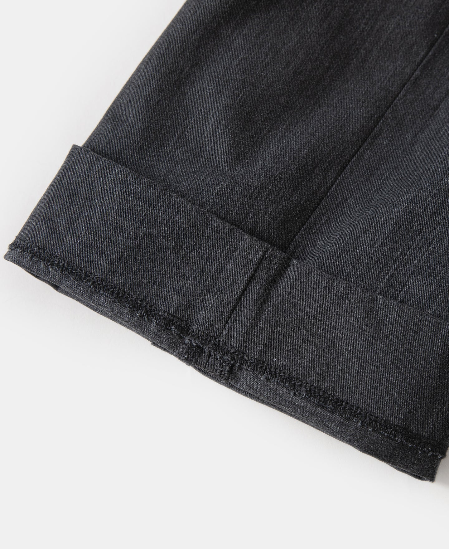 Pantalon chino gris foncé à double pli, taille haute, coupe fuselée vintage