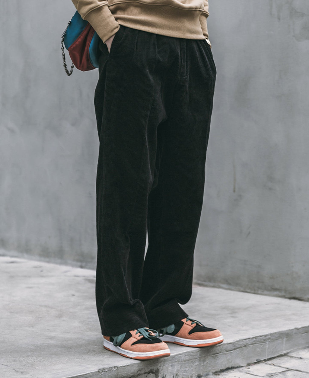 Pantalon plissé homme en velours côtelé noir, coupe ample à revers