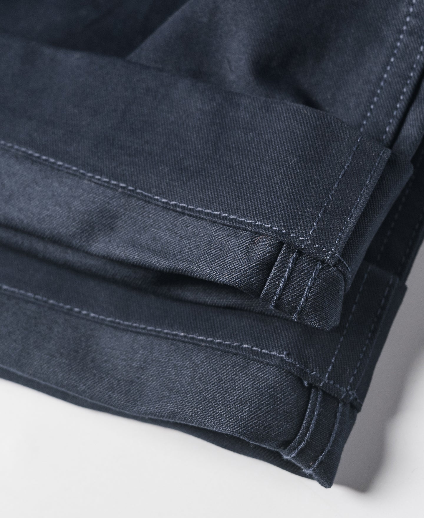 Pantalon chino ample bleu marine à jambes larges de style militaire