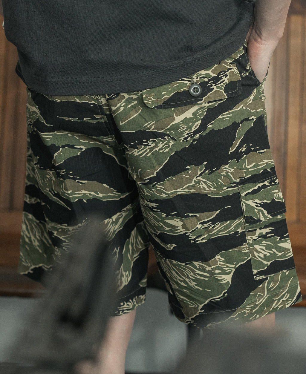 Short cargo vert et noir style militaire camouflage à rayures tigrées pour homme