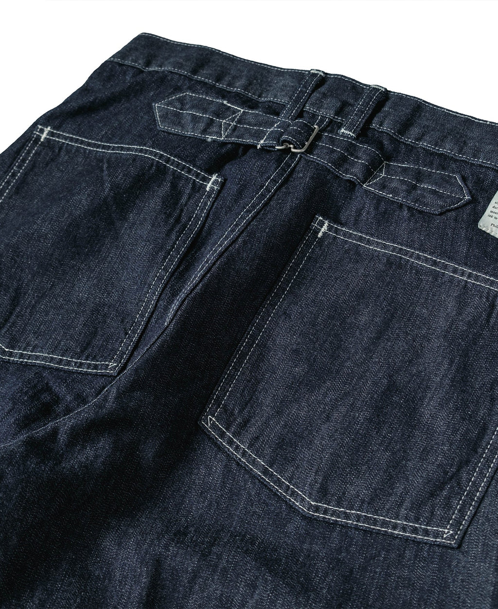 Jean en denim indigo coupe large style workwear avec surpiqûres contrastantes, poches plaquées et coupe fatigue
