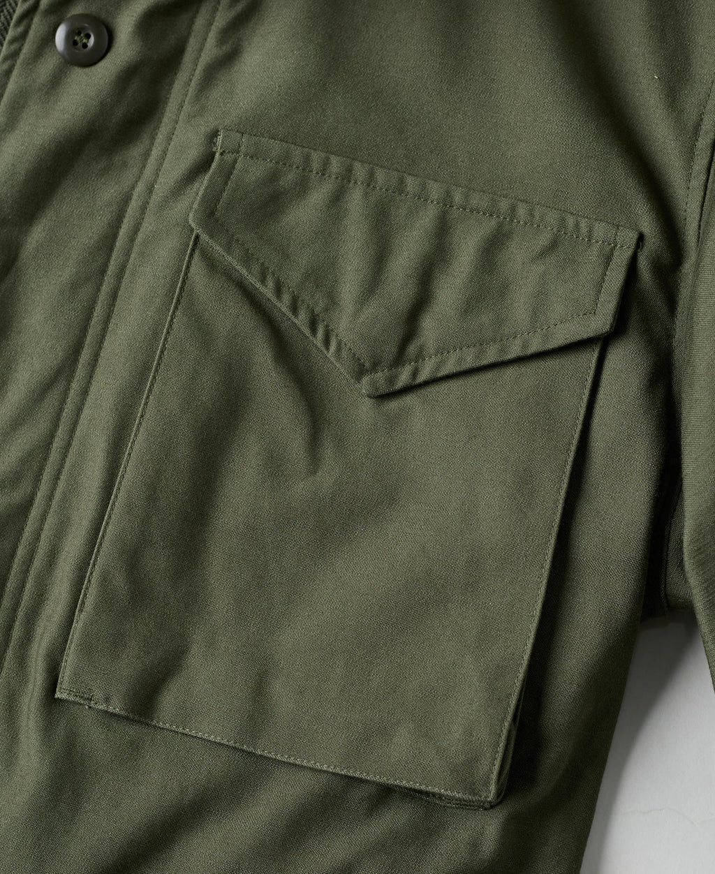 Veste militaire M-65 vert olive avec écussons brodés