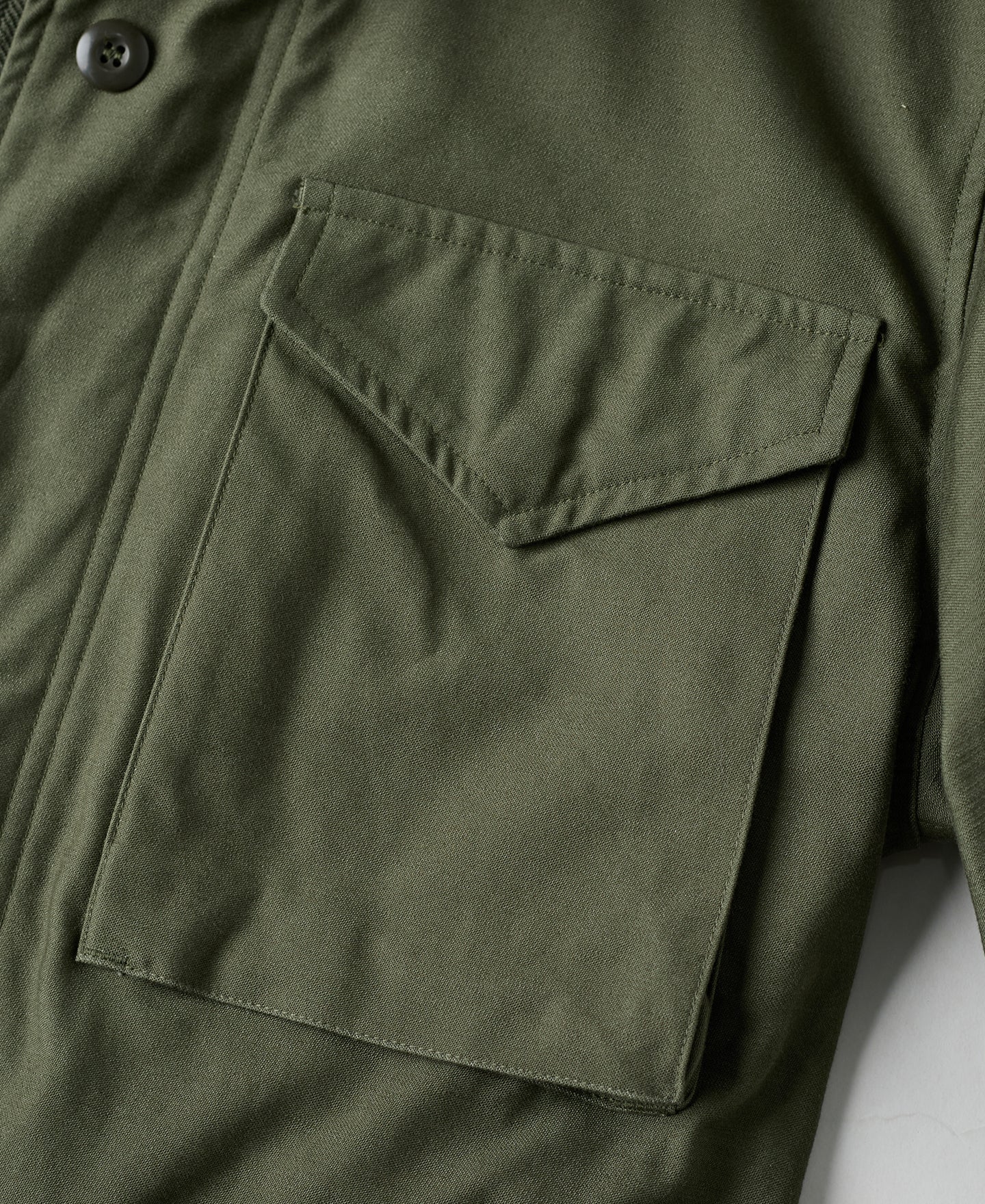 Veste militaire M-65 vert olive avec écussons brodés